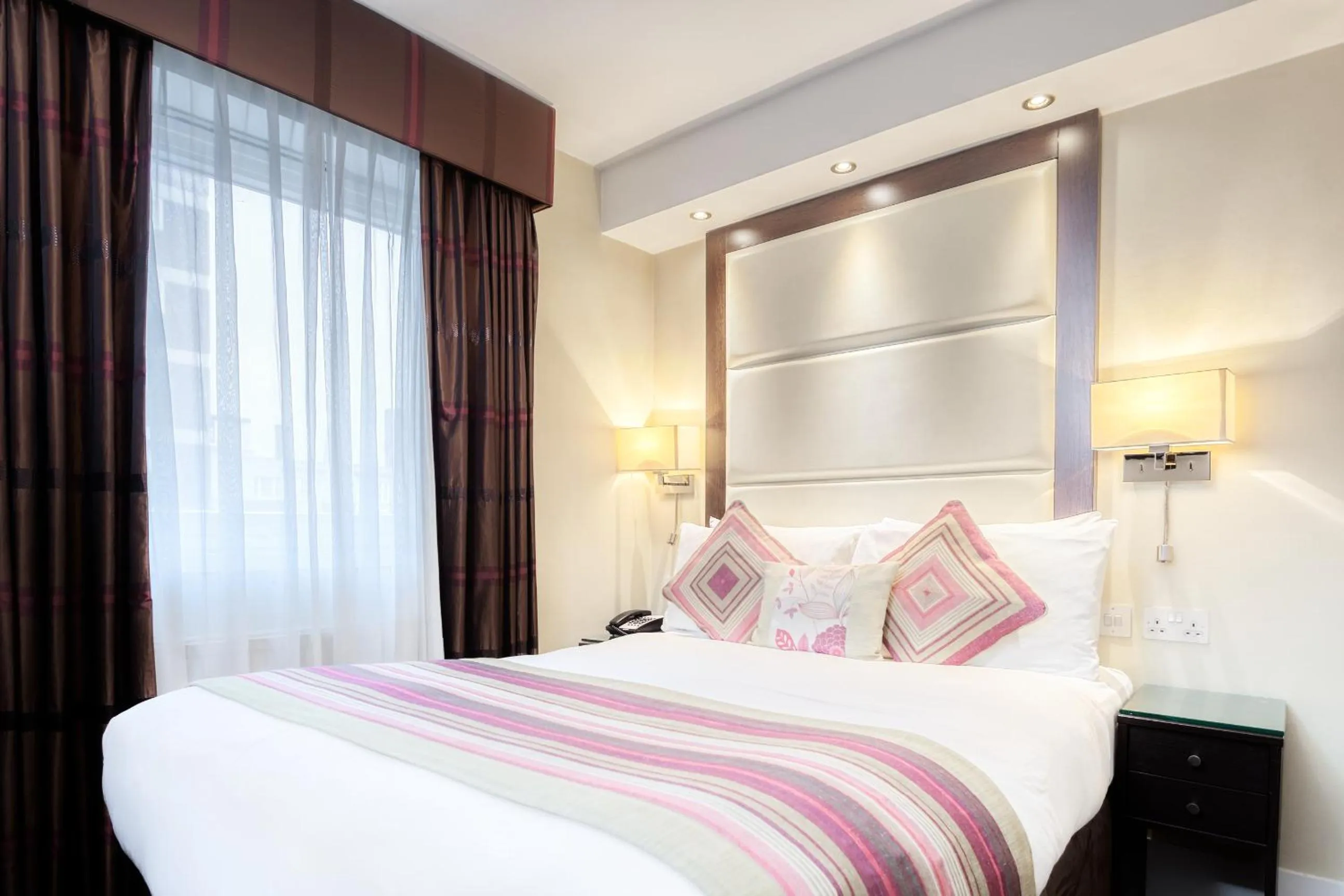 Bedroom, Bed in Grand Royale Hyde Park