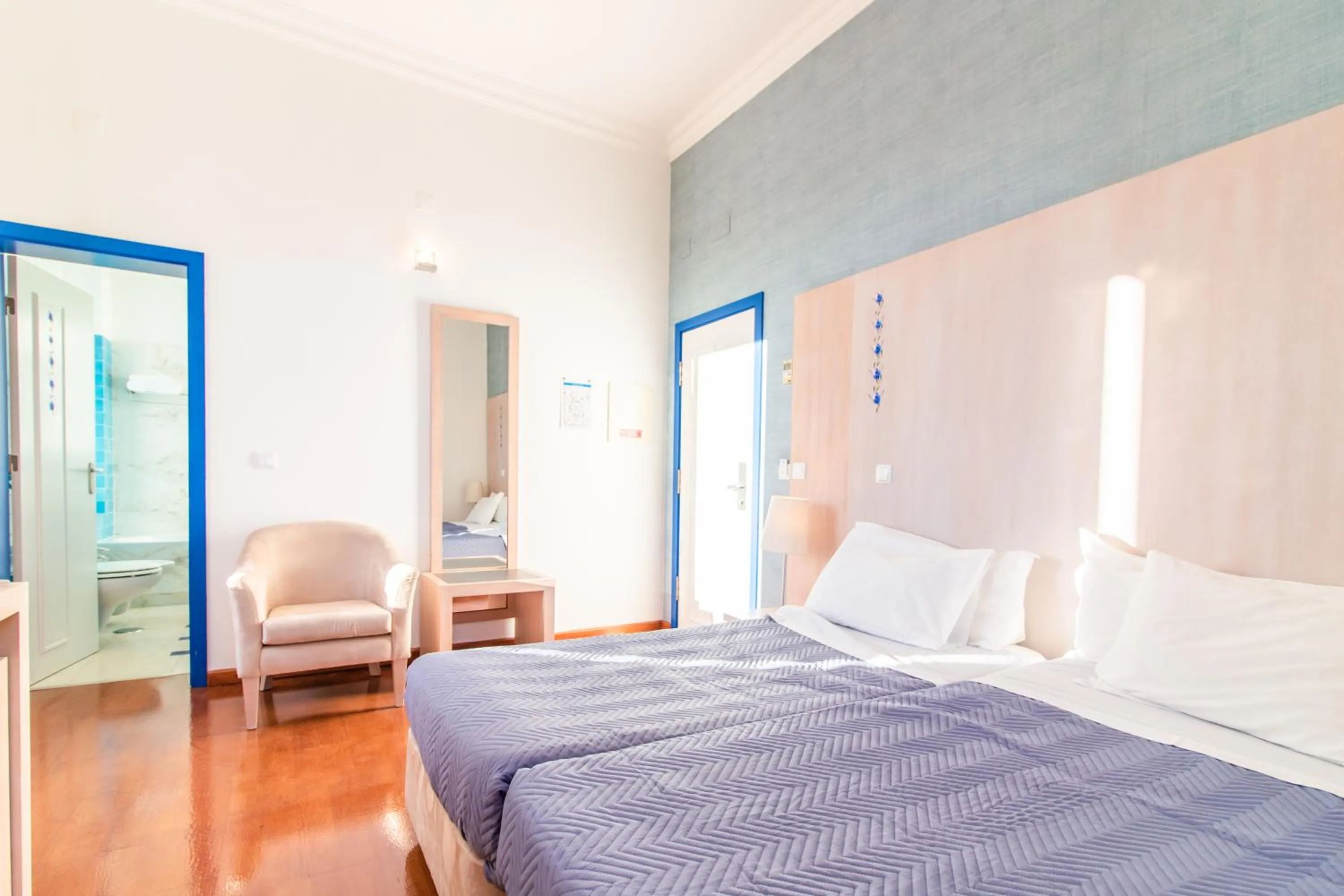 TV and multimedia, Bed in HOTEL LOUSAL Grandola