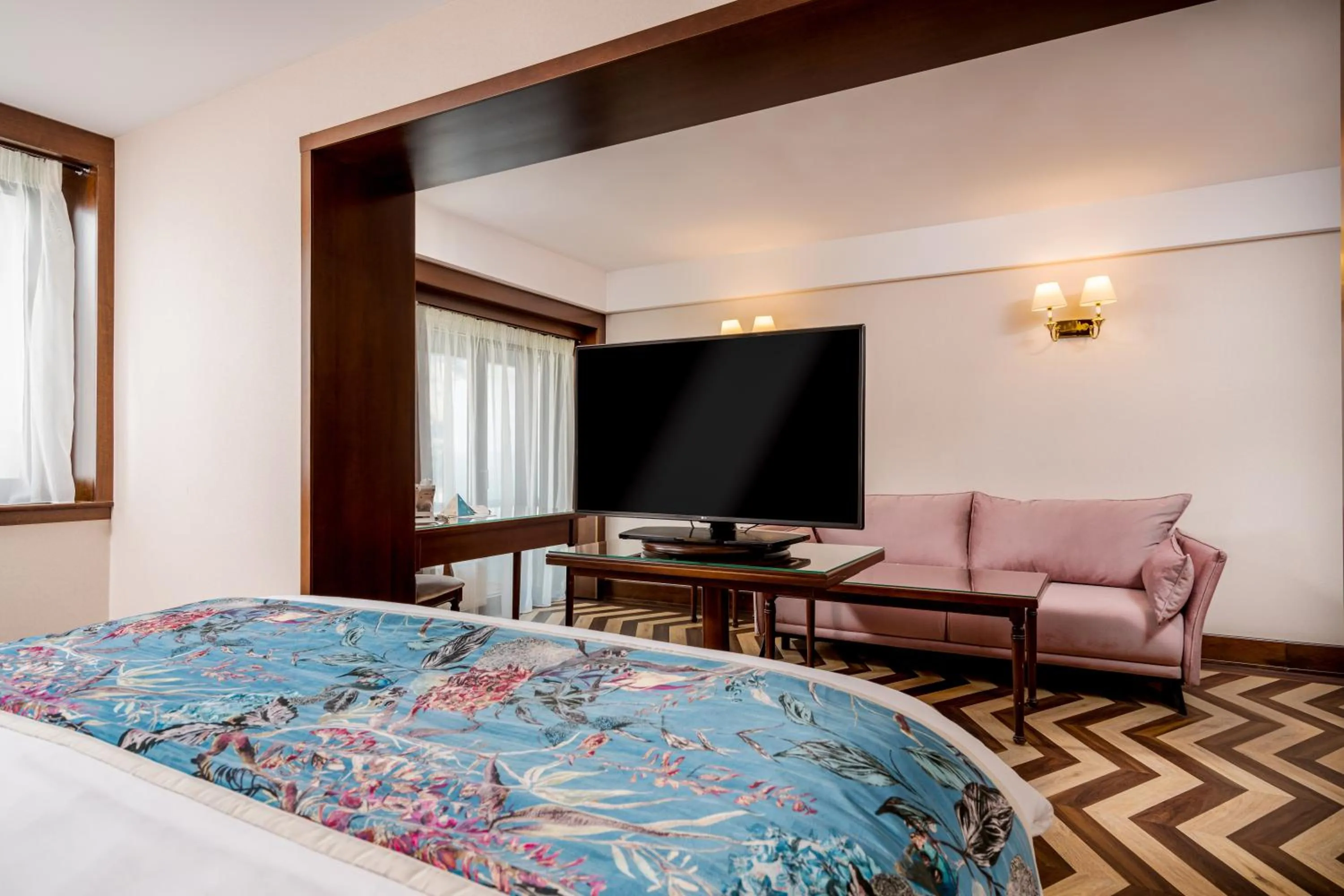 Photo of the whole room, Bed in Hotel International