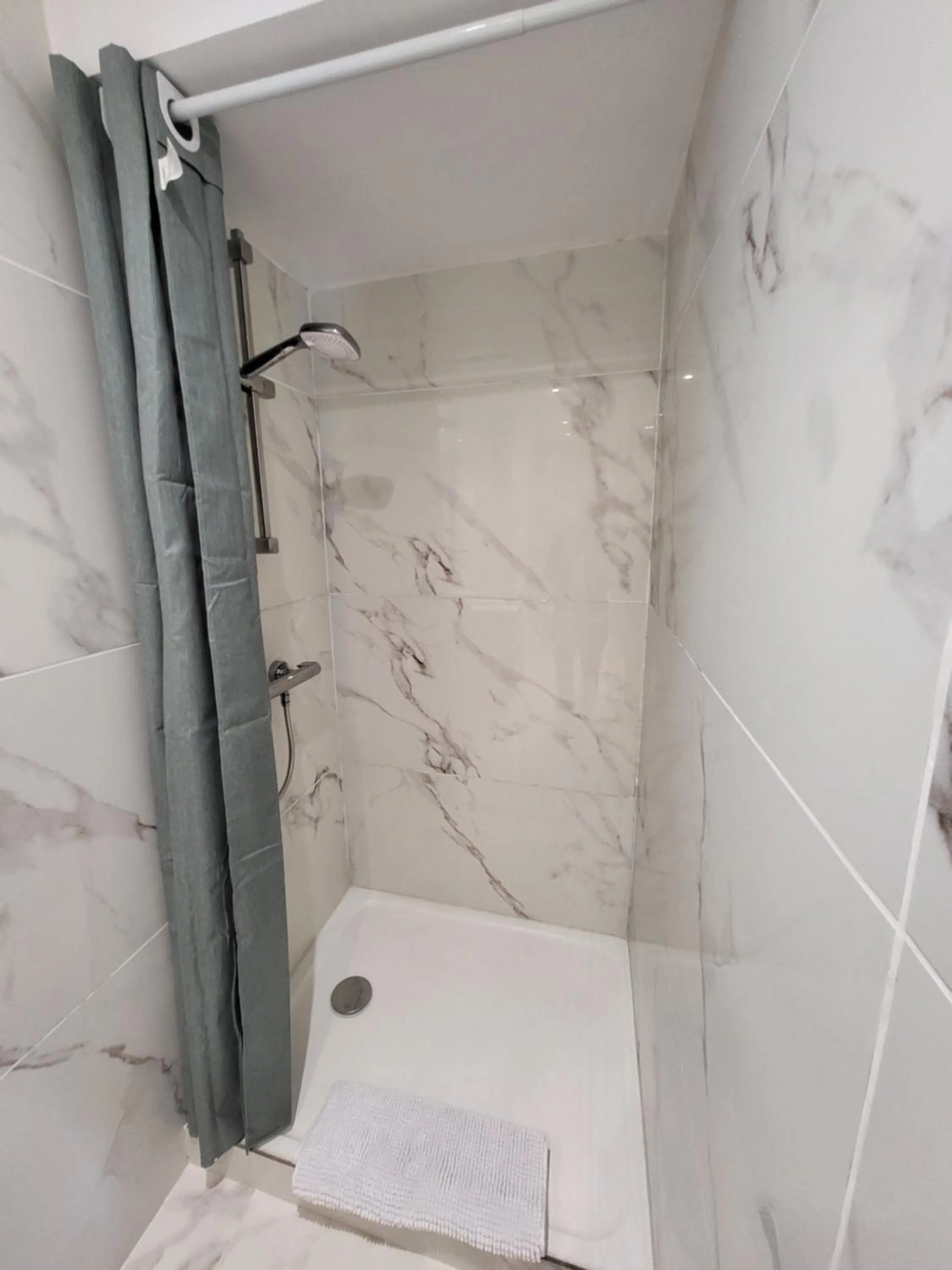 Shower in La marine D'opale