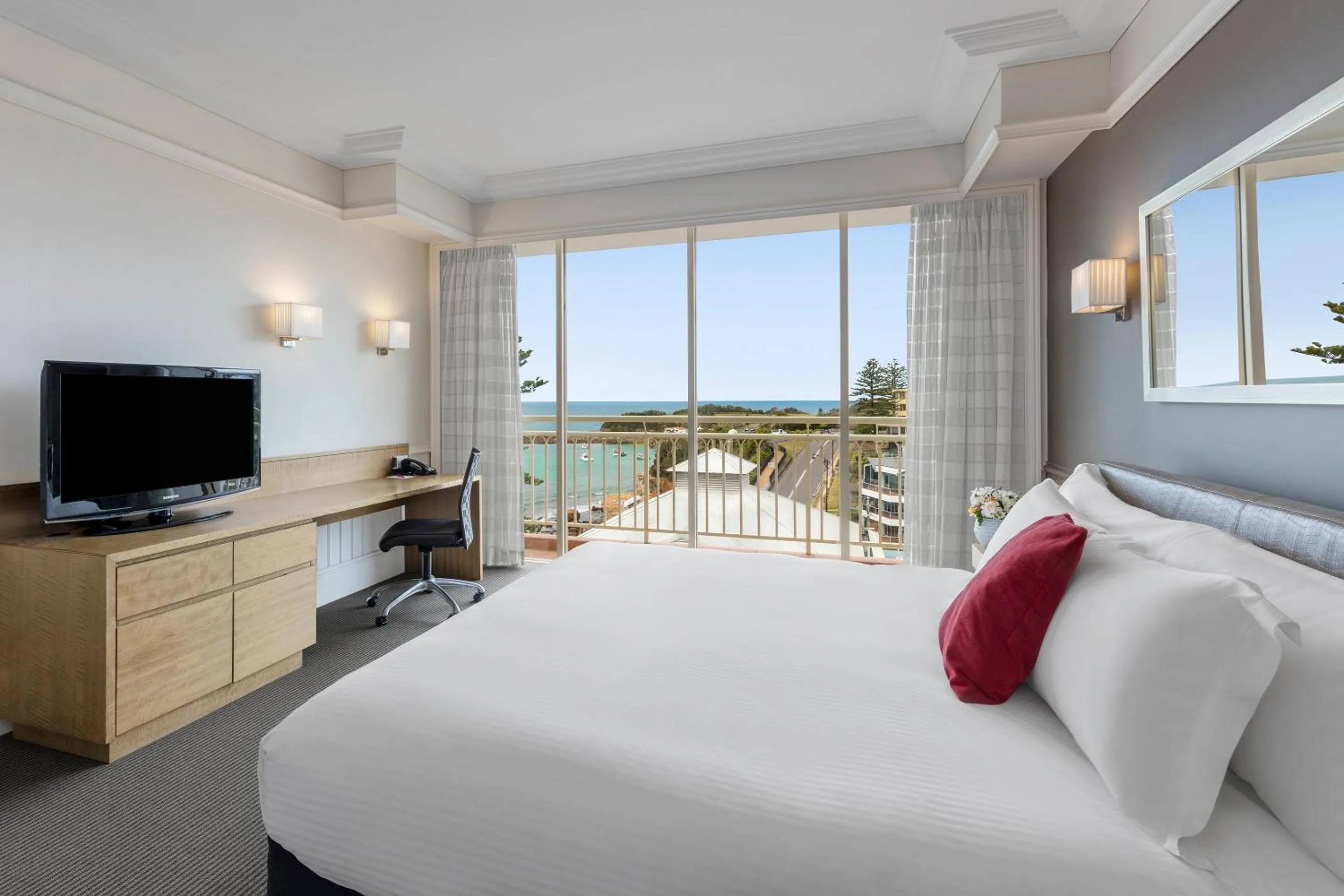 Photo of the whole room, Bed in Crowne Plaza Terrigal Pacific by IHG