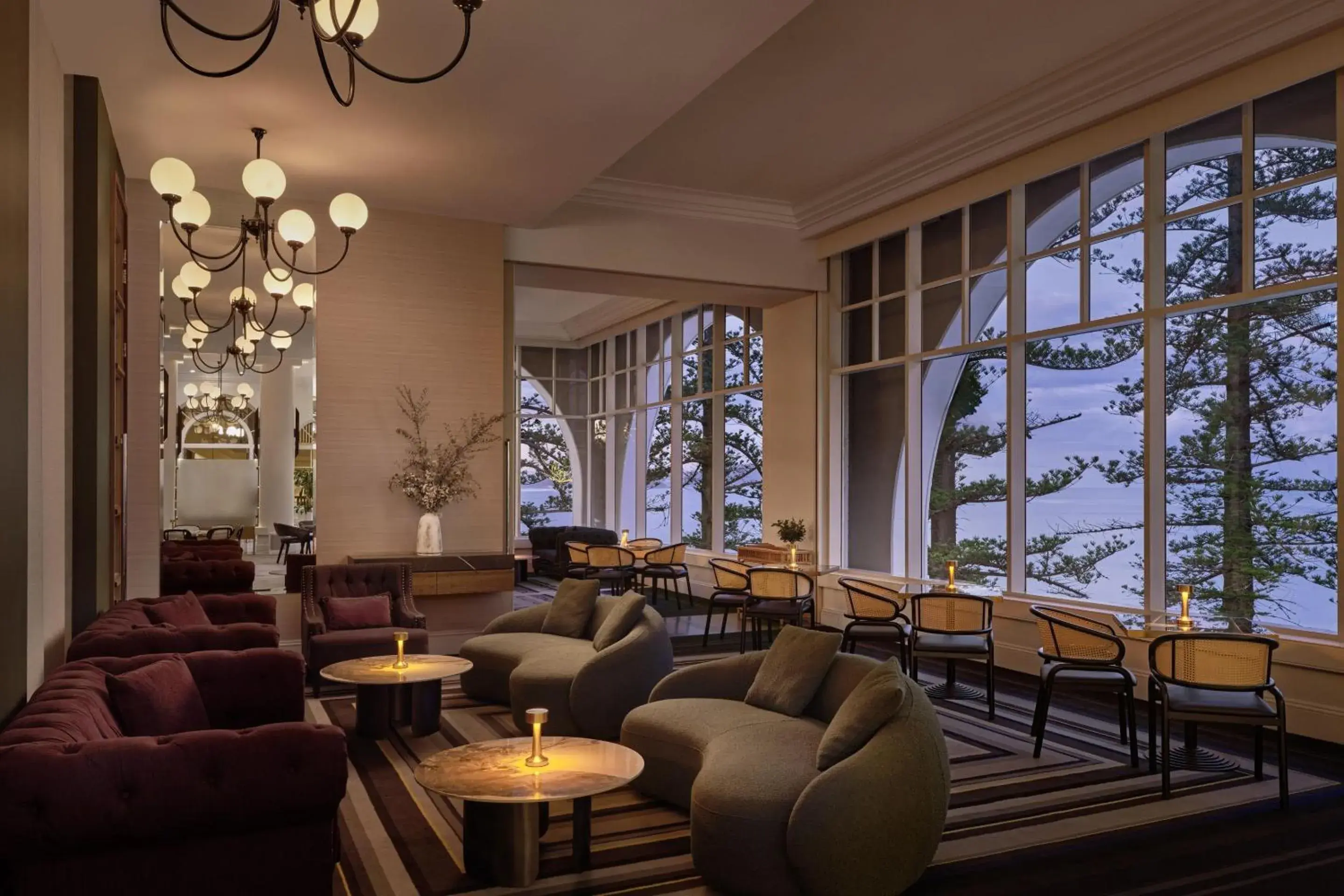 Lounge or bar in Crowne Plaza Terrigal Pacific by IHG Lounge or bar in Crowne Plaza Terrigal Pacific by IHG