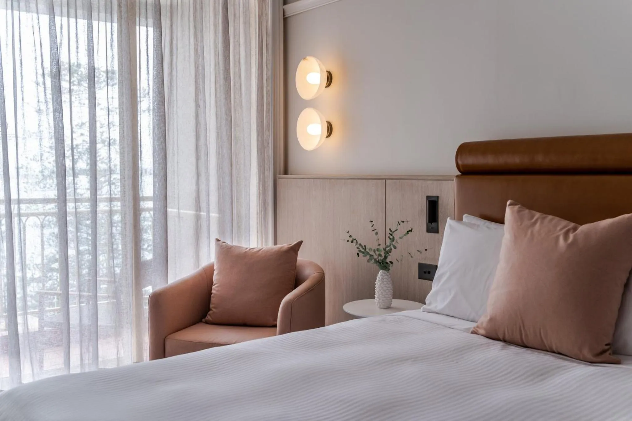 Photo of the whole room, Bed in Crowne Plaza Terrigal Pacific by IHG