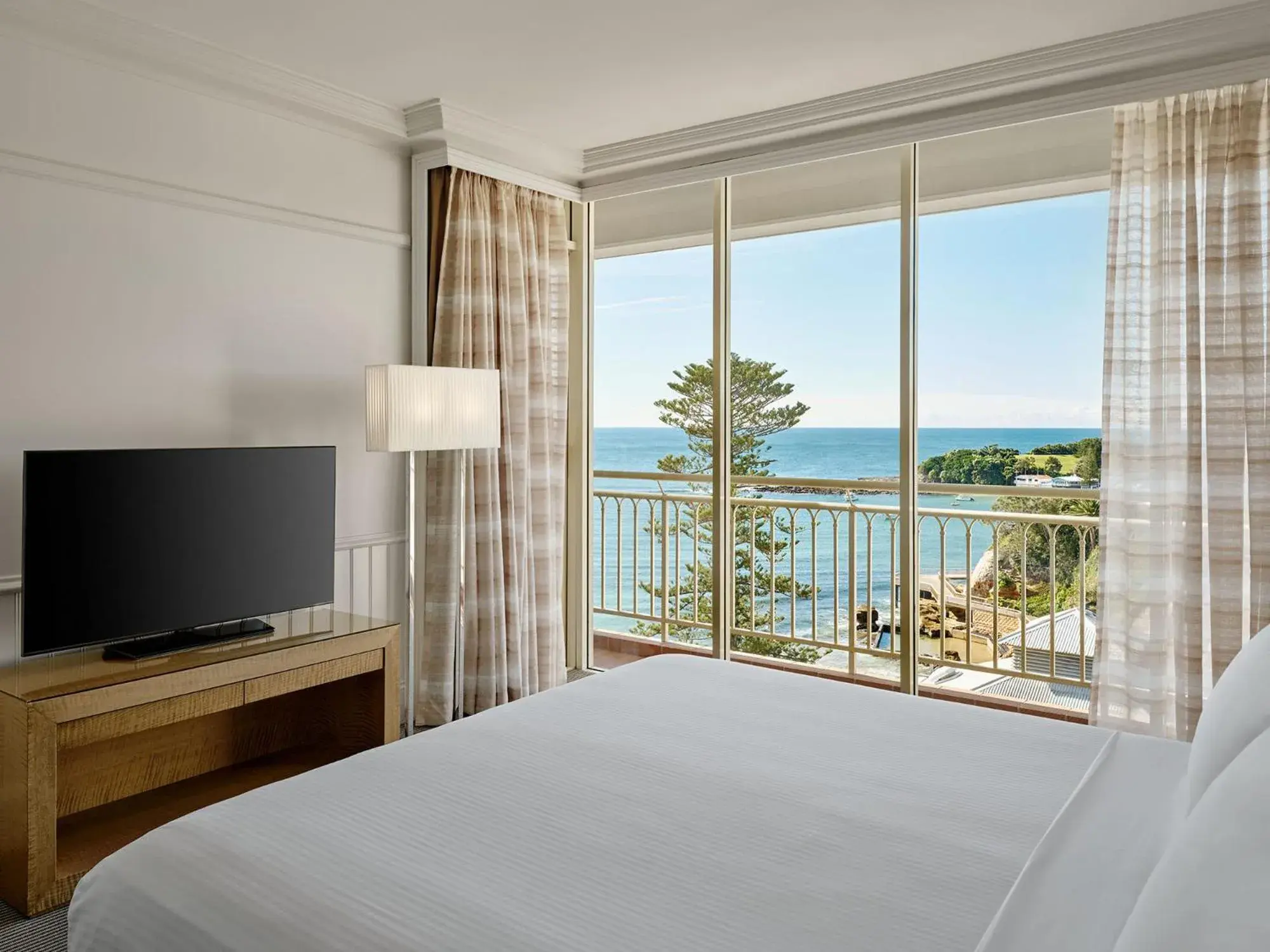 Bedroom, Bed in Crowne Plaza Terrigal Pacific by IHG Bedroom, Bed in Crowne Plaza Terrigal Pacific by IHG