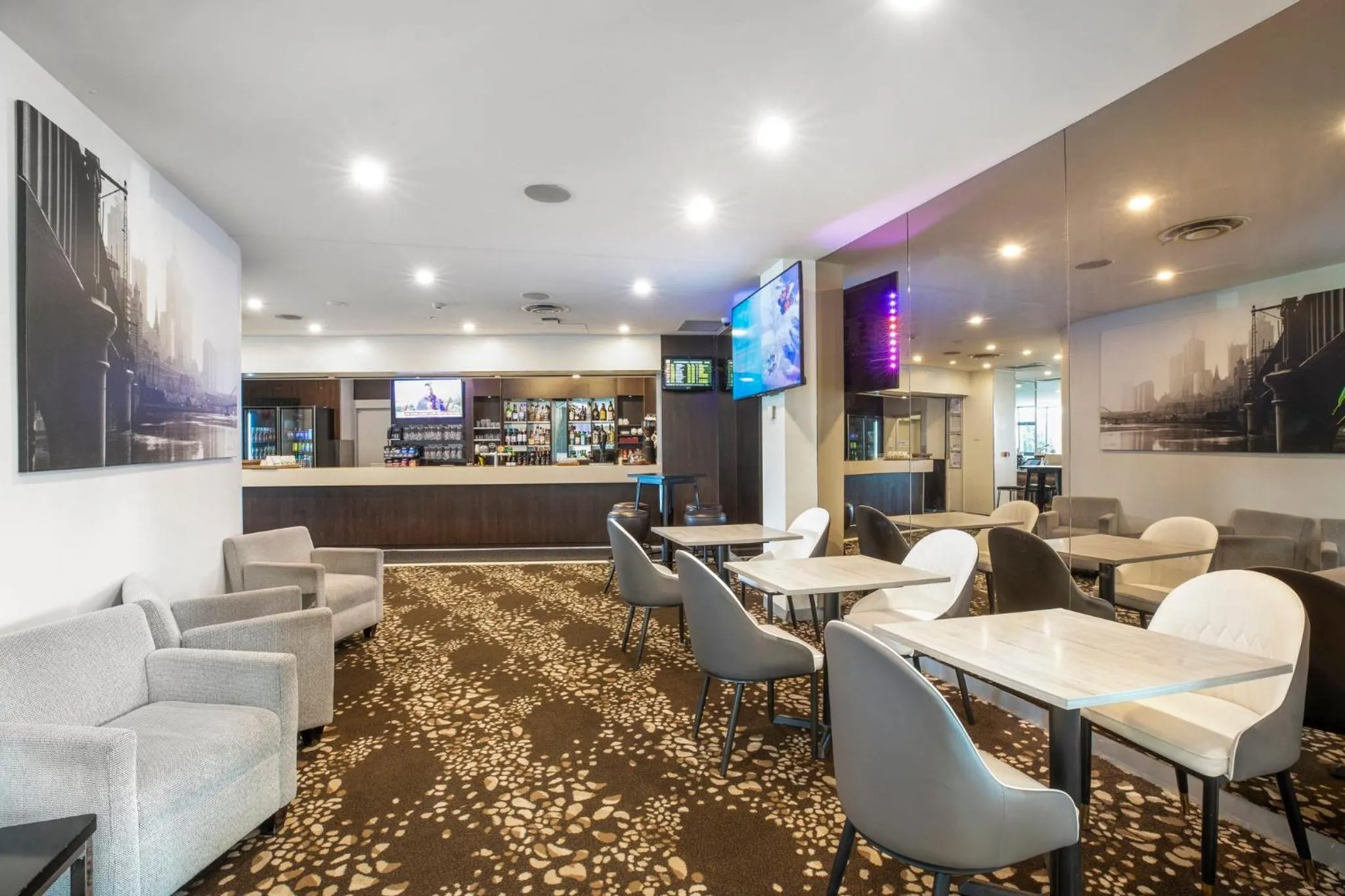 Lounge or bar in Holiday Inn Melbourne Airport by IHG
