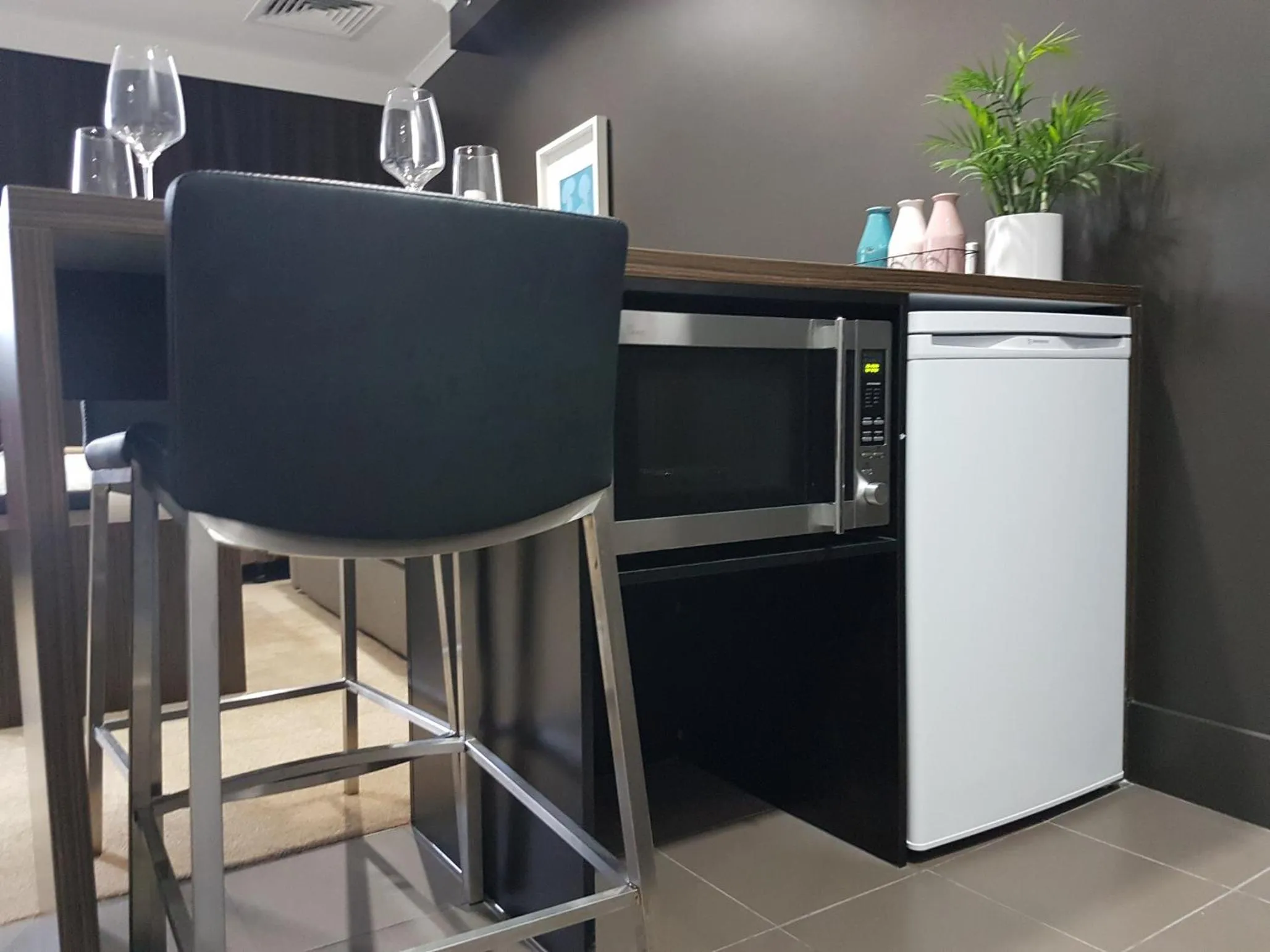 Kitchen or kitchenette in Hotel Grand Chancellor Townsville