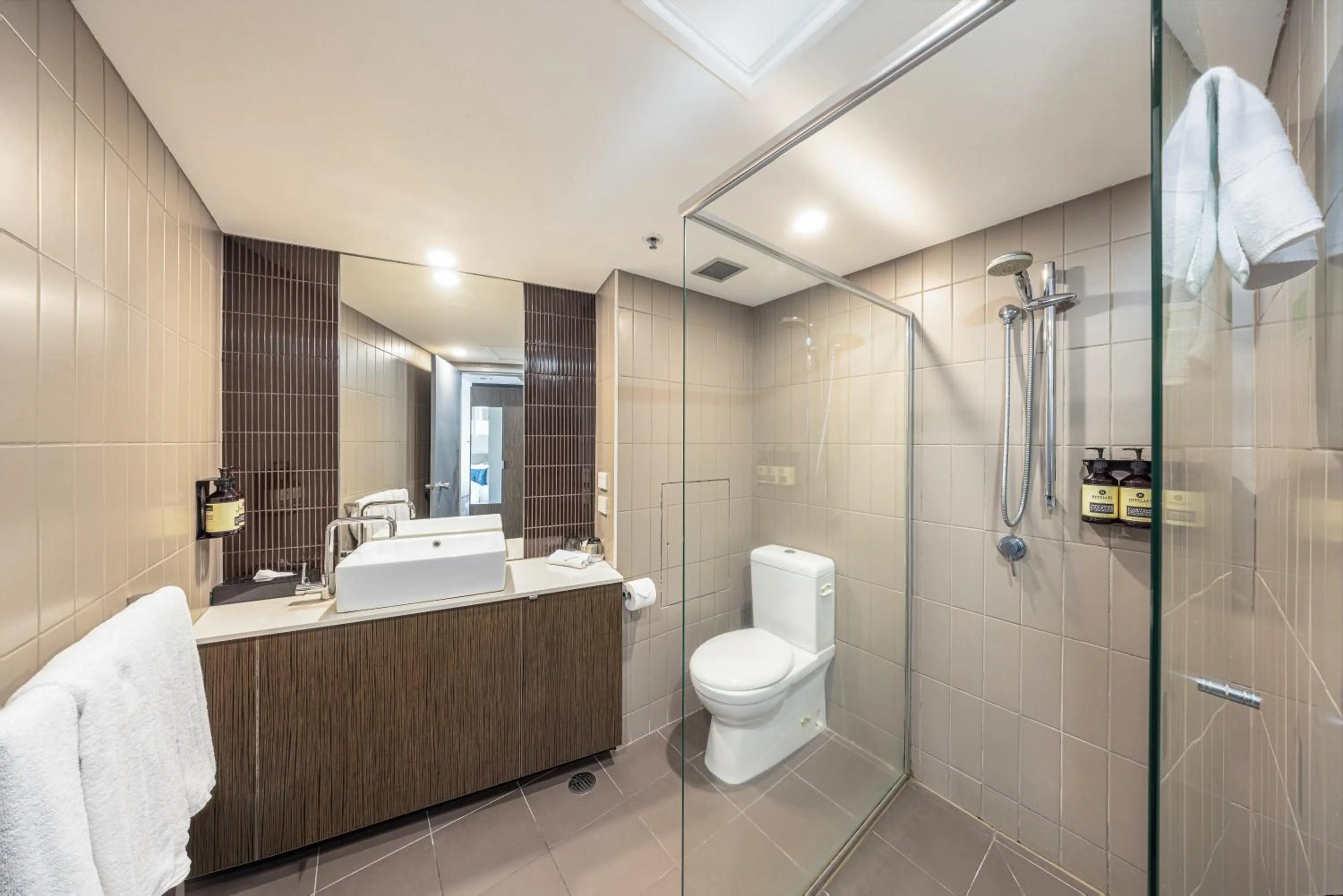 Shower in Hotel Grand Chancellor Townsville