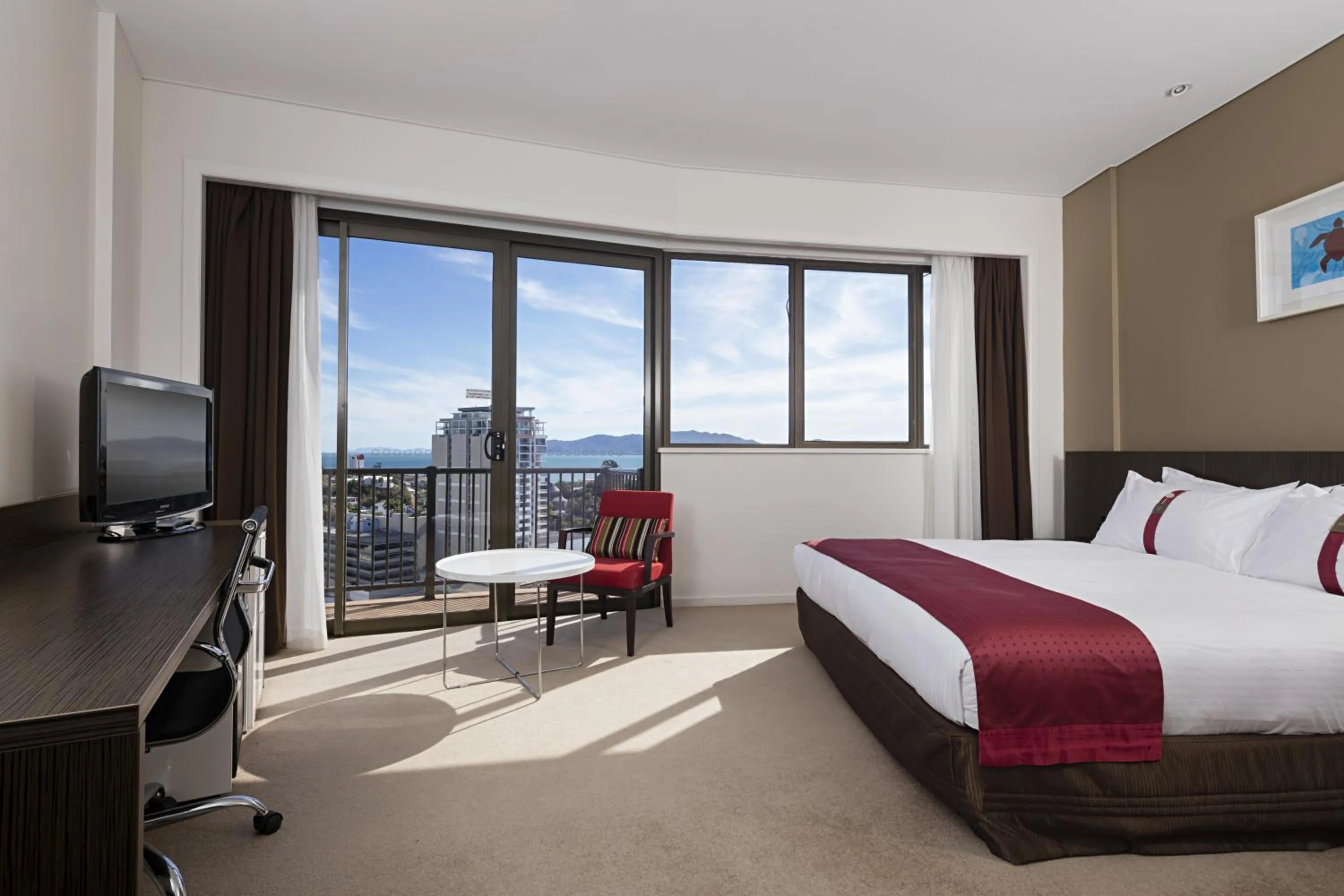 Balcony/Terrace, Bed in Hotel Grand Chancellor Townsville