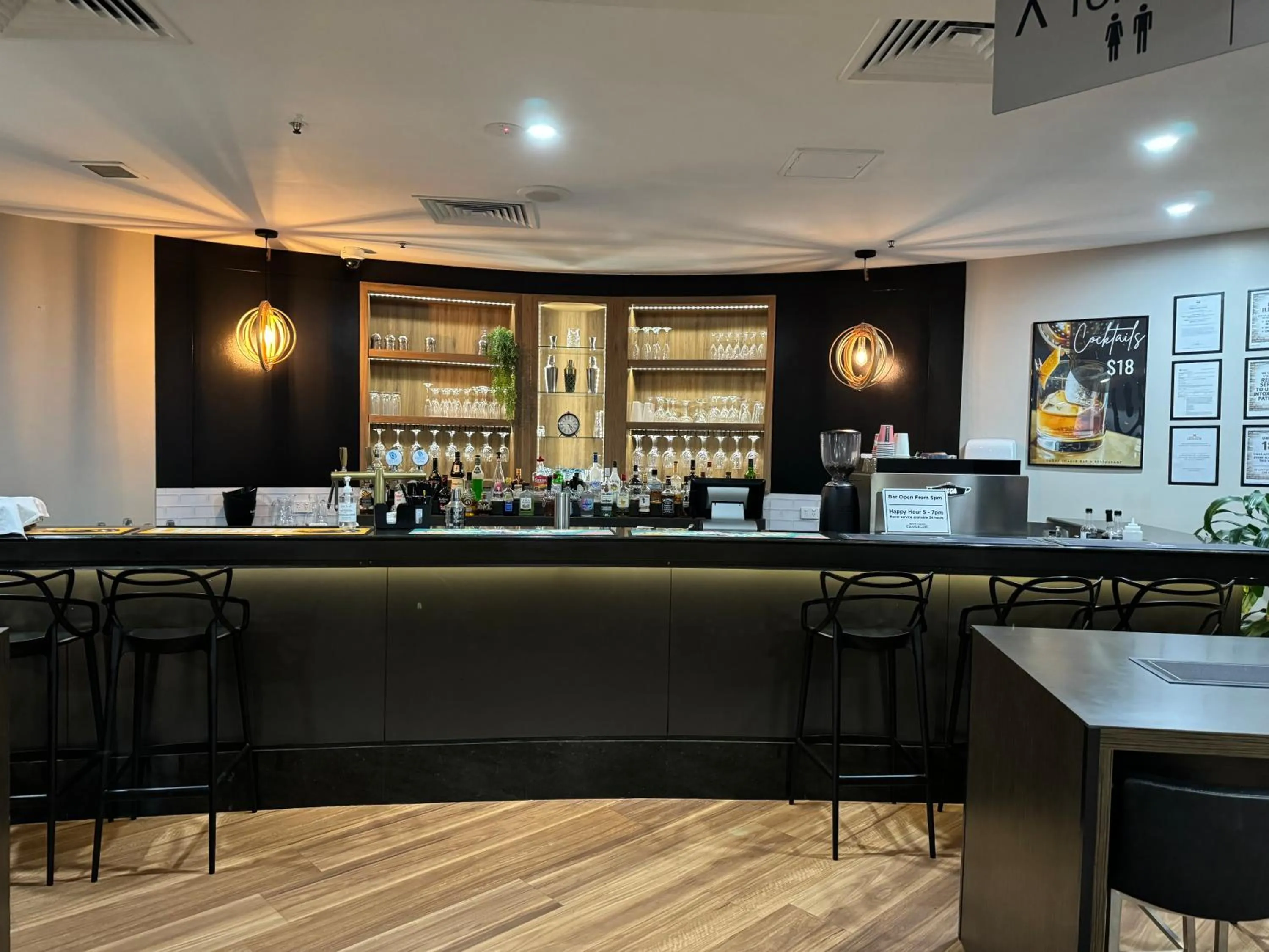 Lounge or bar in Hotel Grand Chancellor Townsville