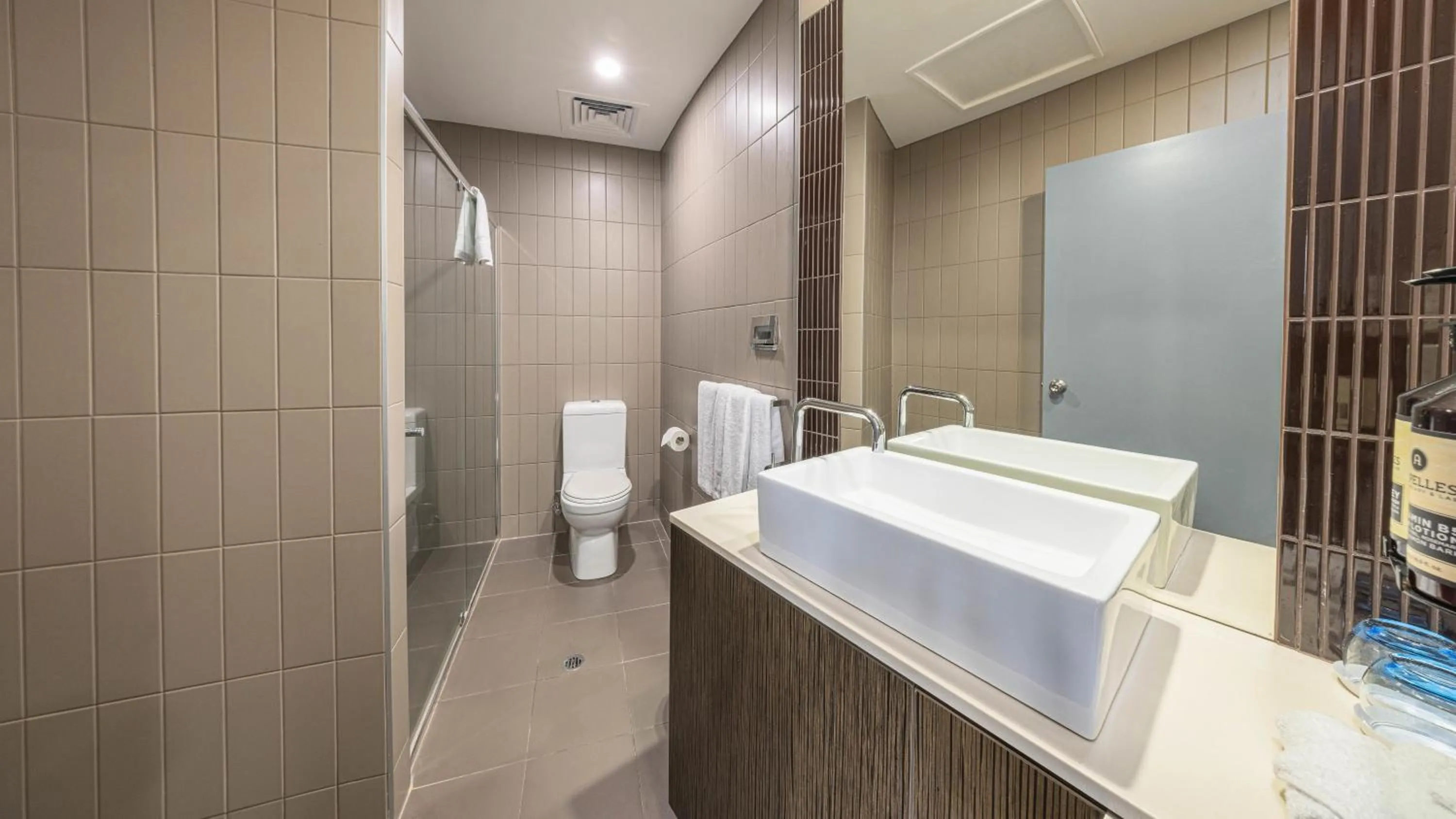 Shower in Hotel Grand Chancellor Townsville