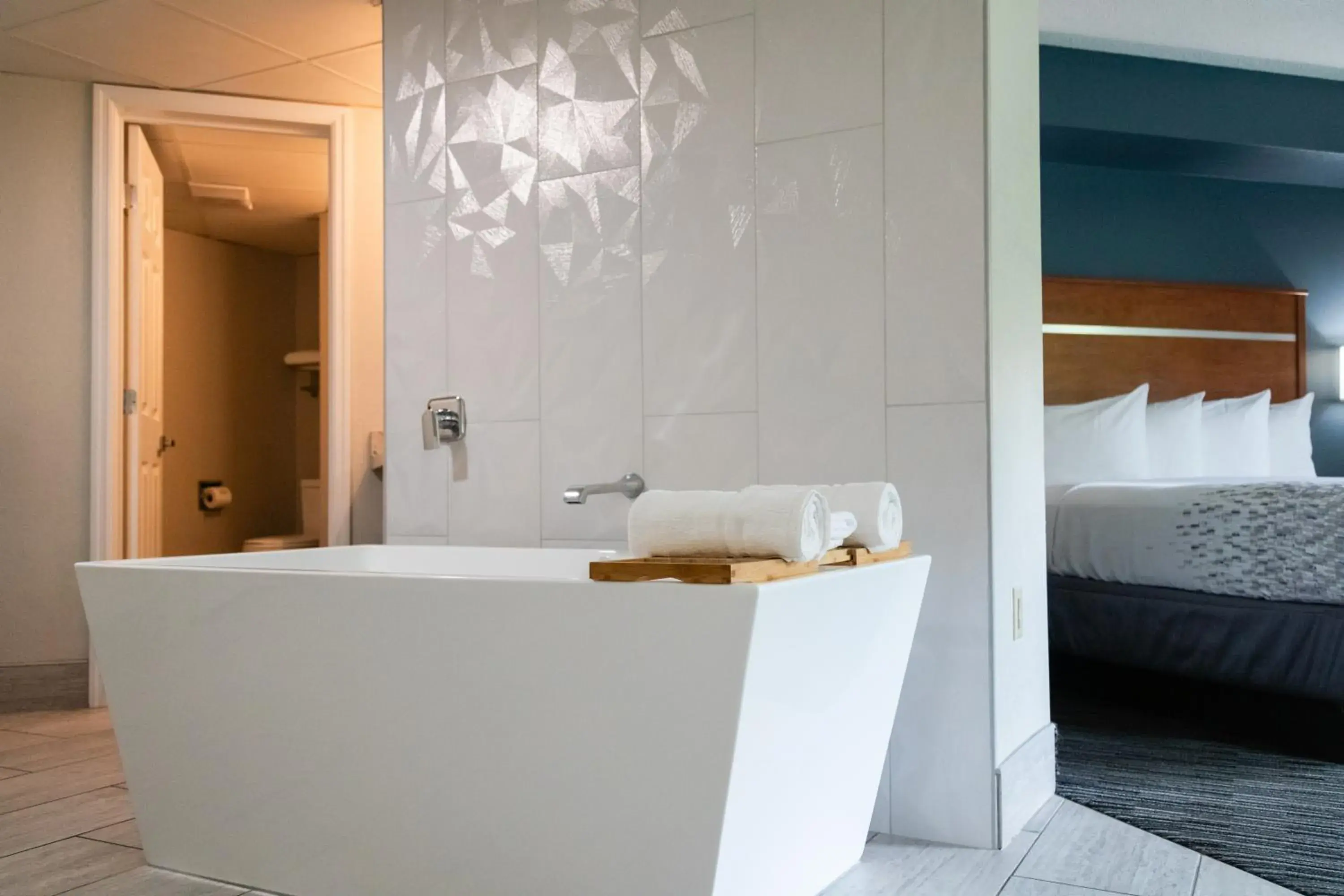 King Room w/ Soaking Tub, Sofa Bed w/ fire place & private balcony in Twin Mountain Inn & Suites King Room w/ Soaking Tub, Sofa Bed w/ fire place & private balcony in Twin Mountain Inn & Suites