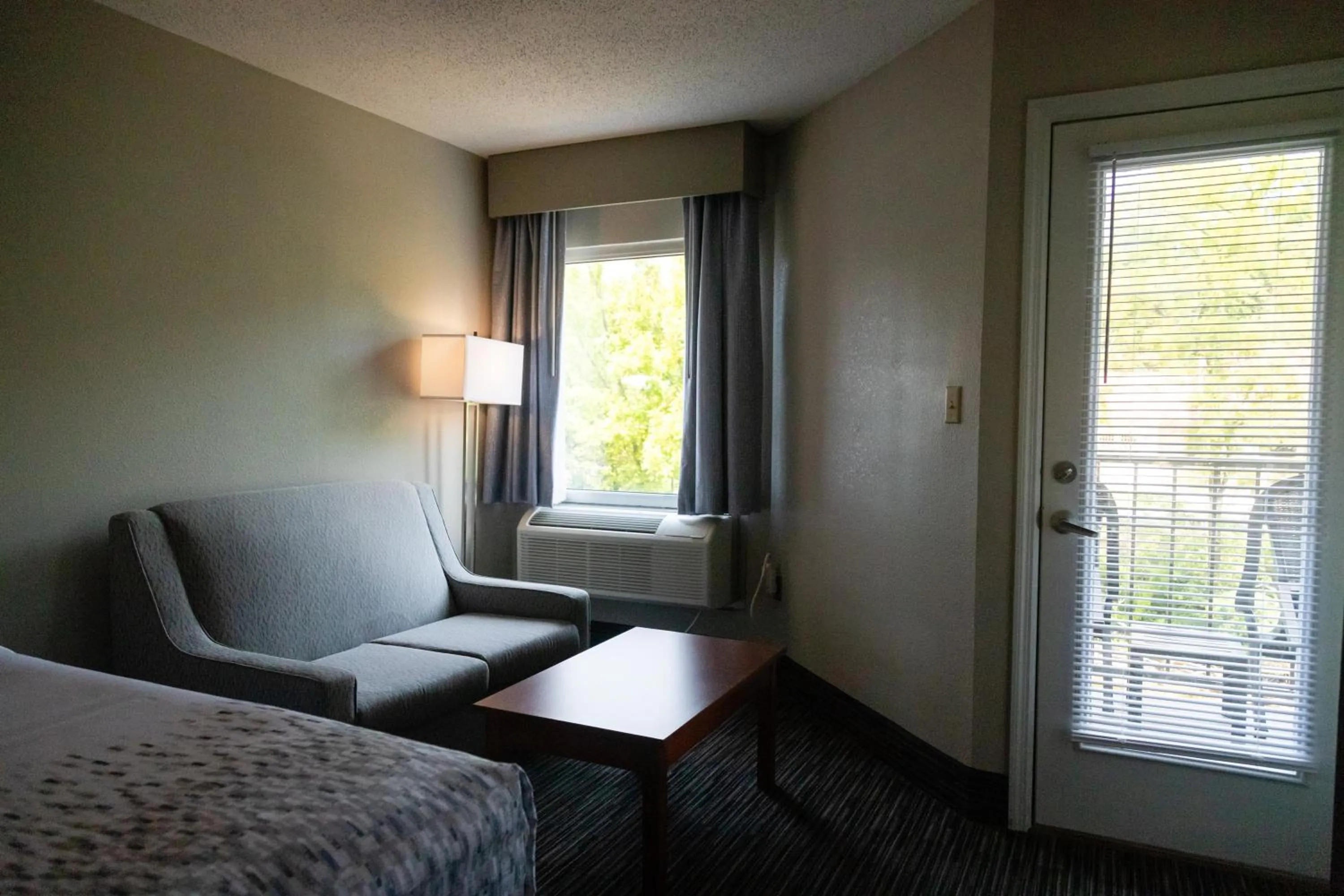 Seating area, Bed in Twin Mountain Inn & Suites