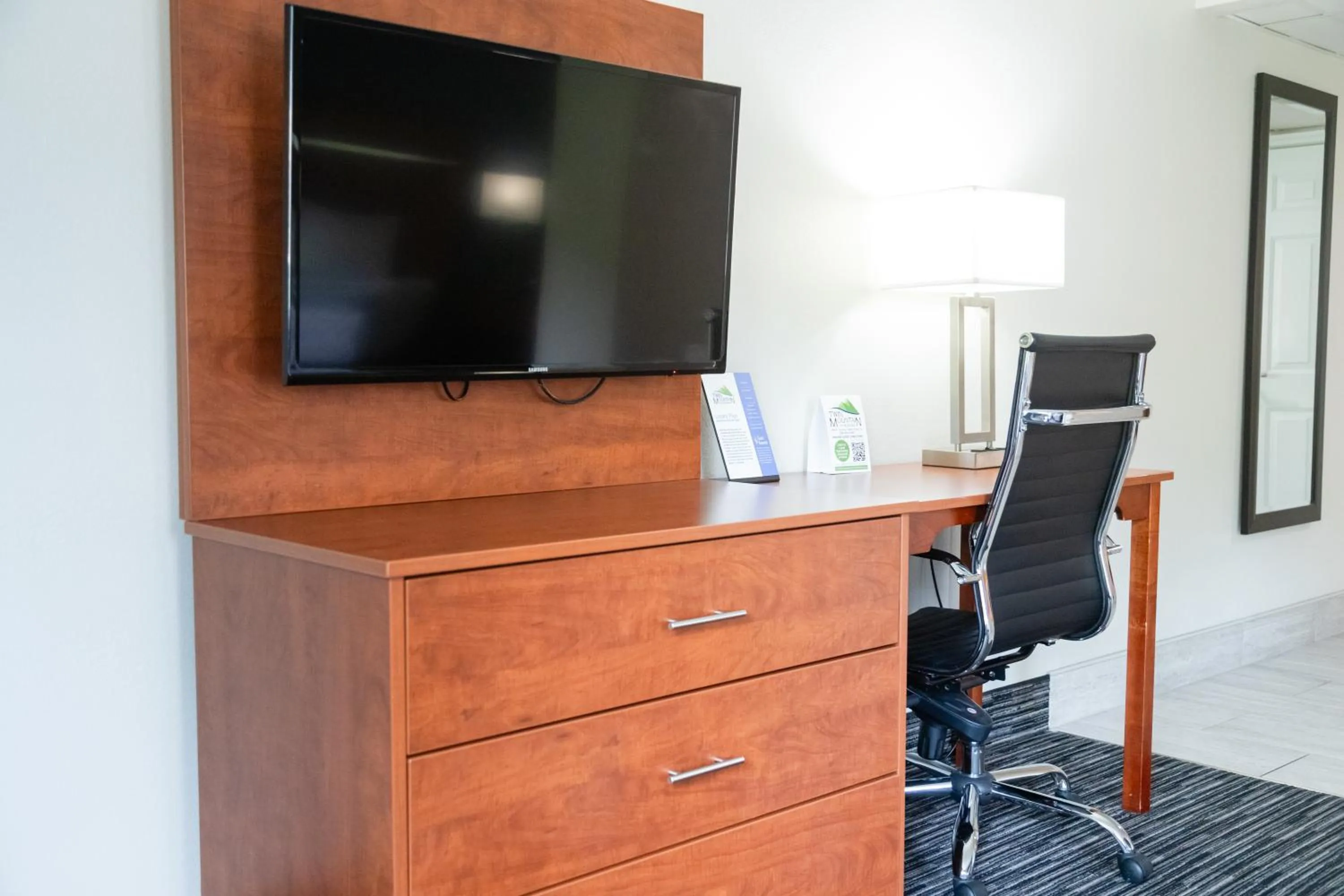 TV and multimedia in Twin Mountain Inn & Suites