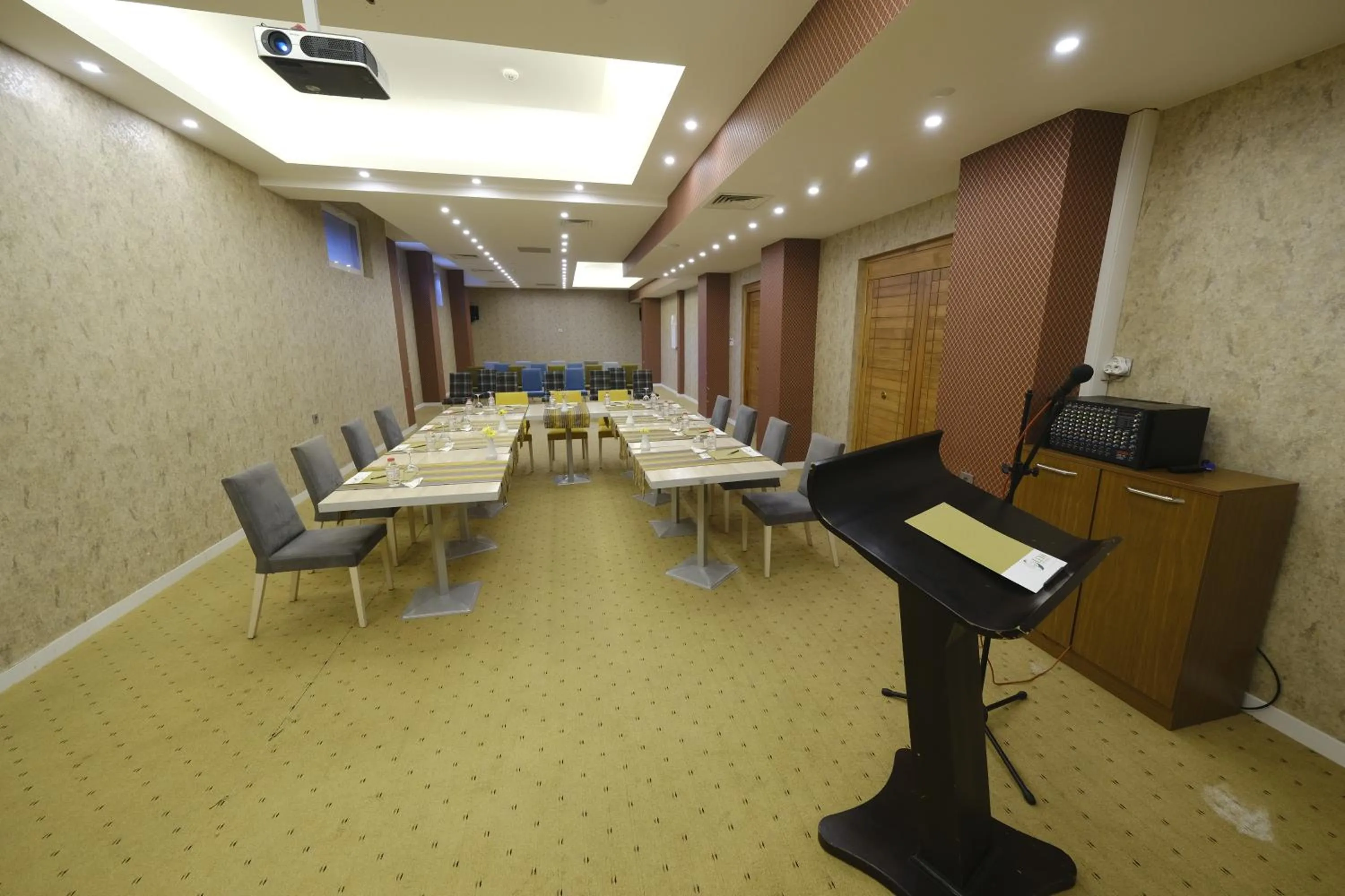 Business facilities in leto city hotel