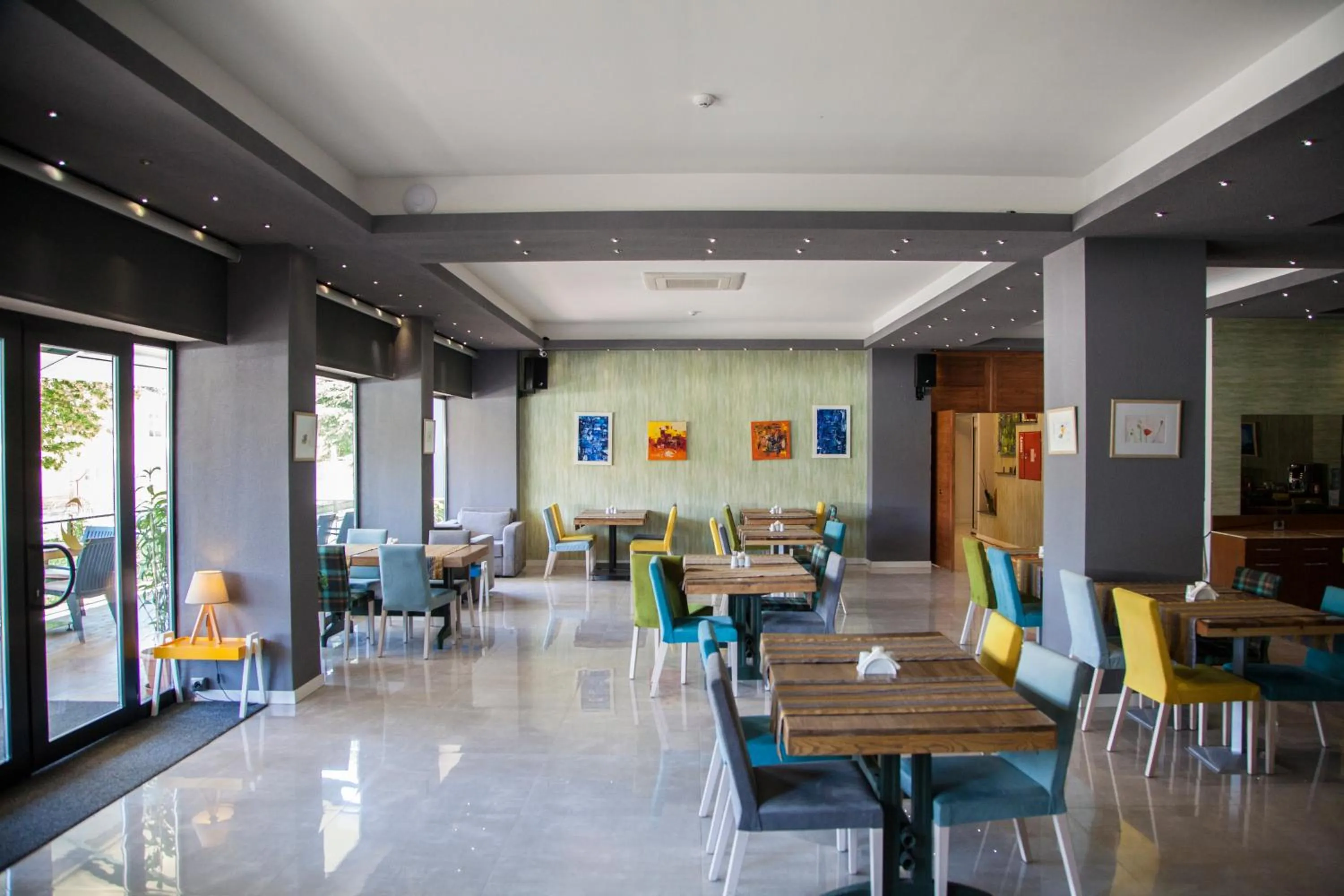 Restaurant/places to eat in leto city hotel
