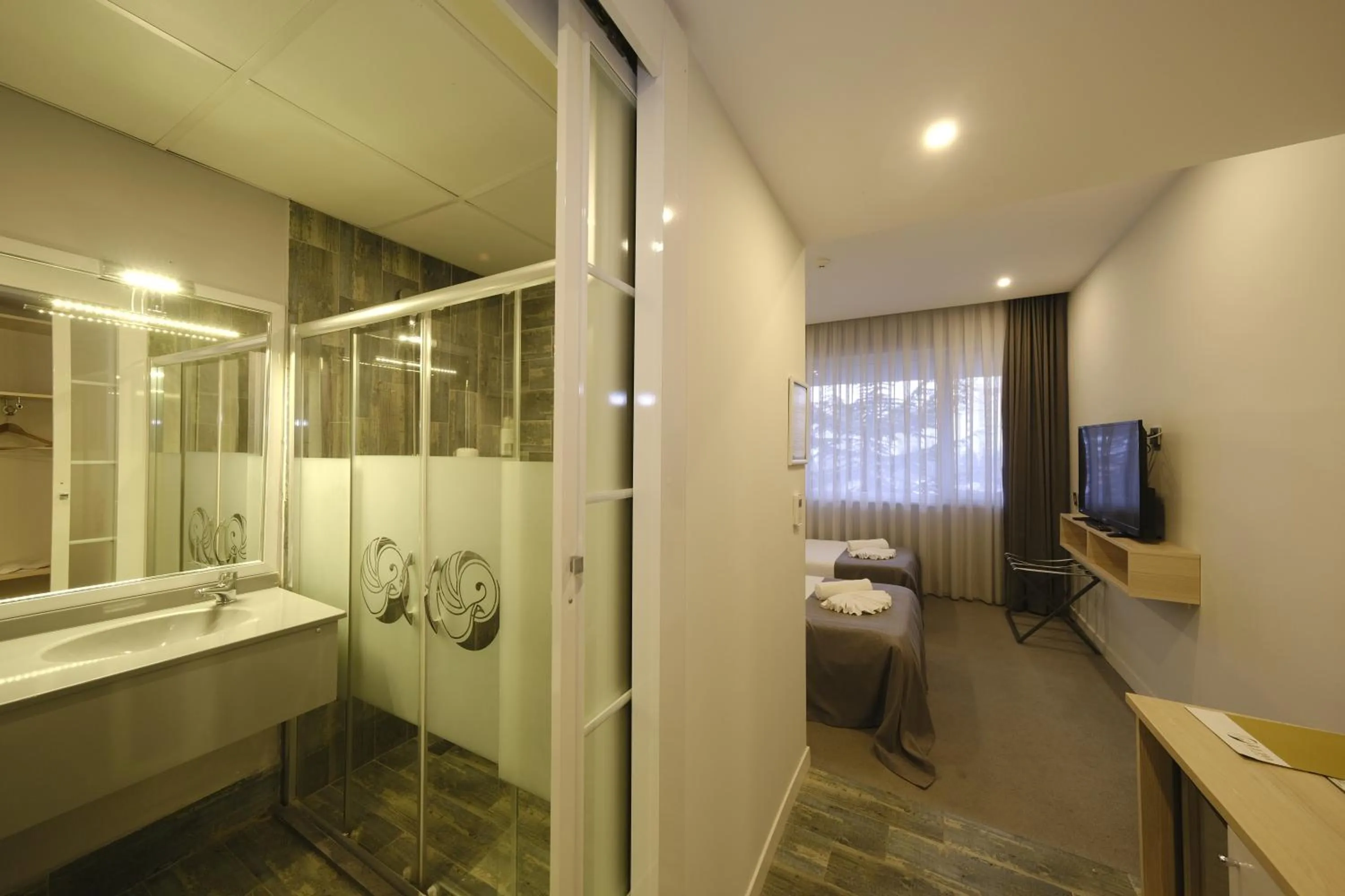 Bathroom, Bed in leto city hotel