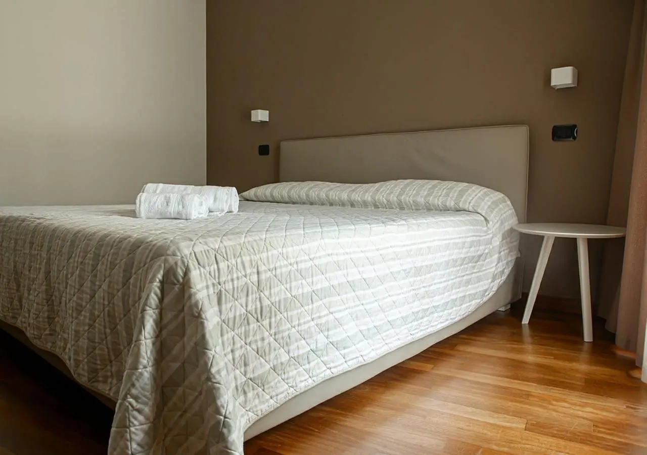 Photo of the whole room, Bed in Sirmione Rosselli Apartments