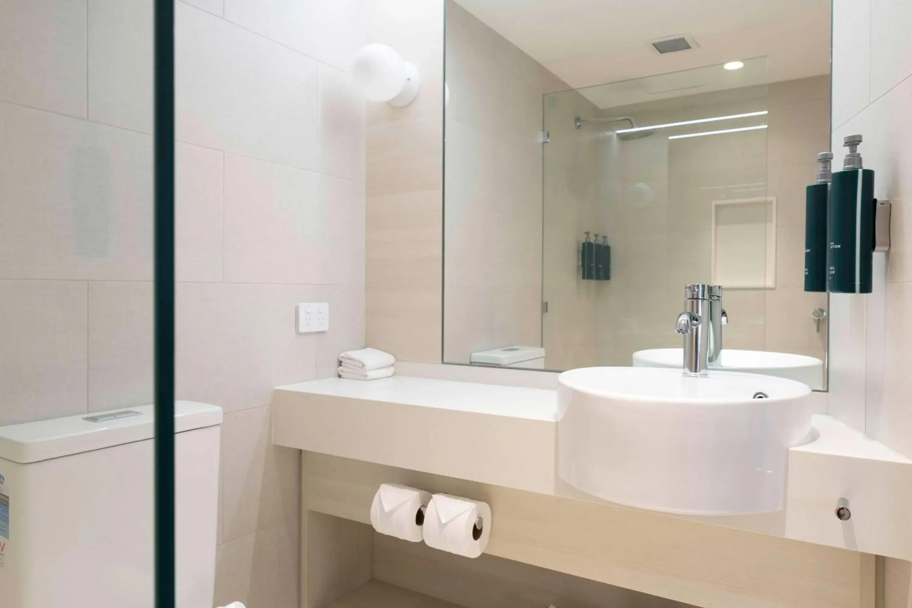 Bathroom in DoubleTree by Hilton Cairns Bathroom in DoubleTree by Hilton Cairns