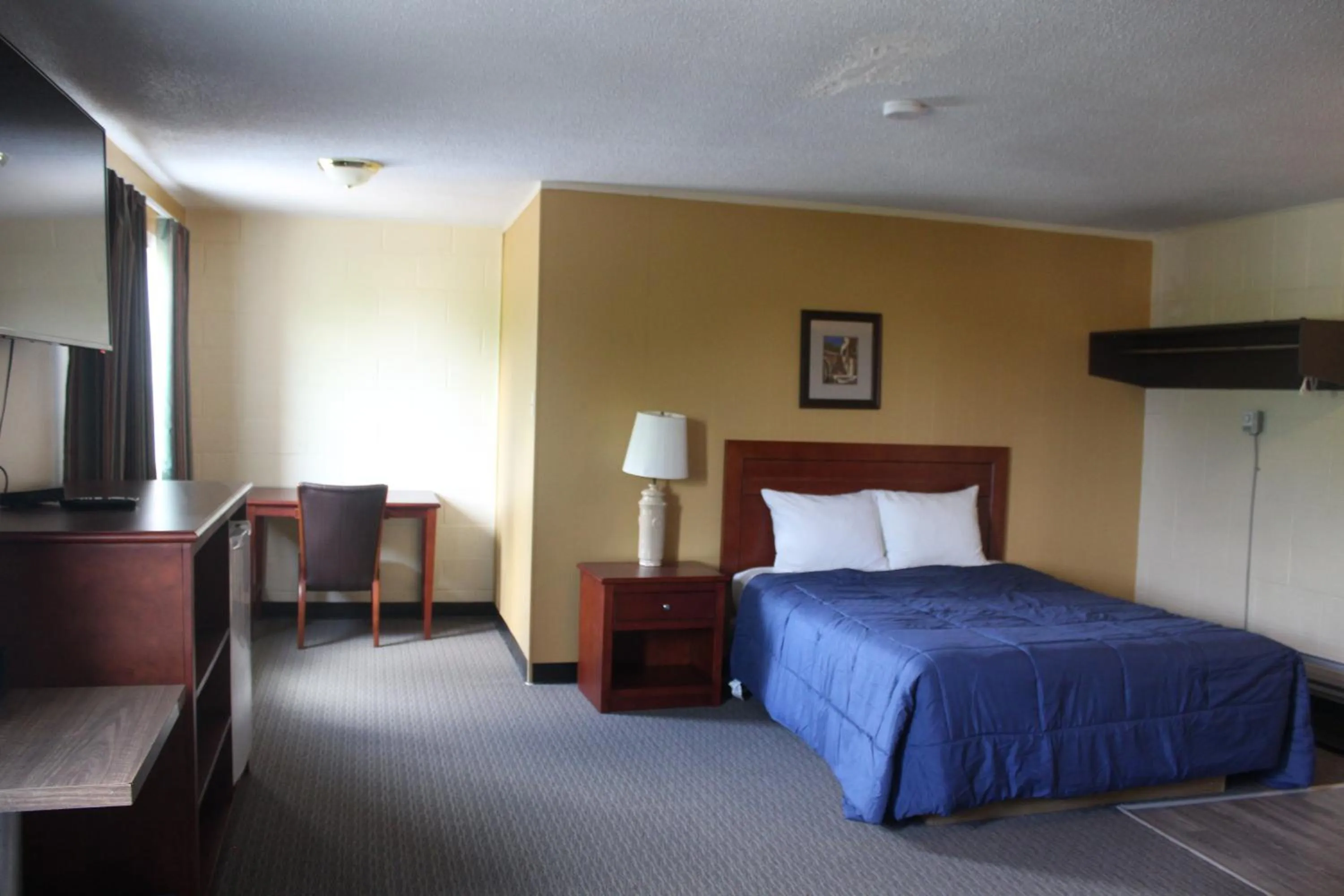 Photo of the whole room, Bed in Esterhazy Motor Hotel