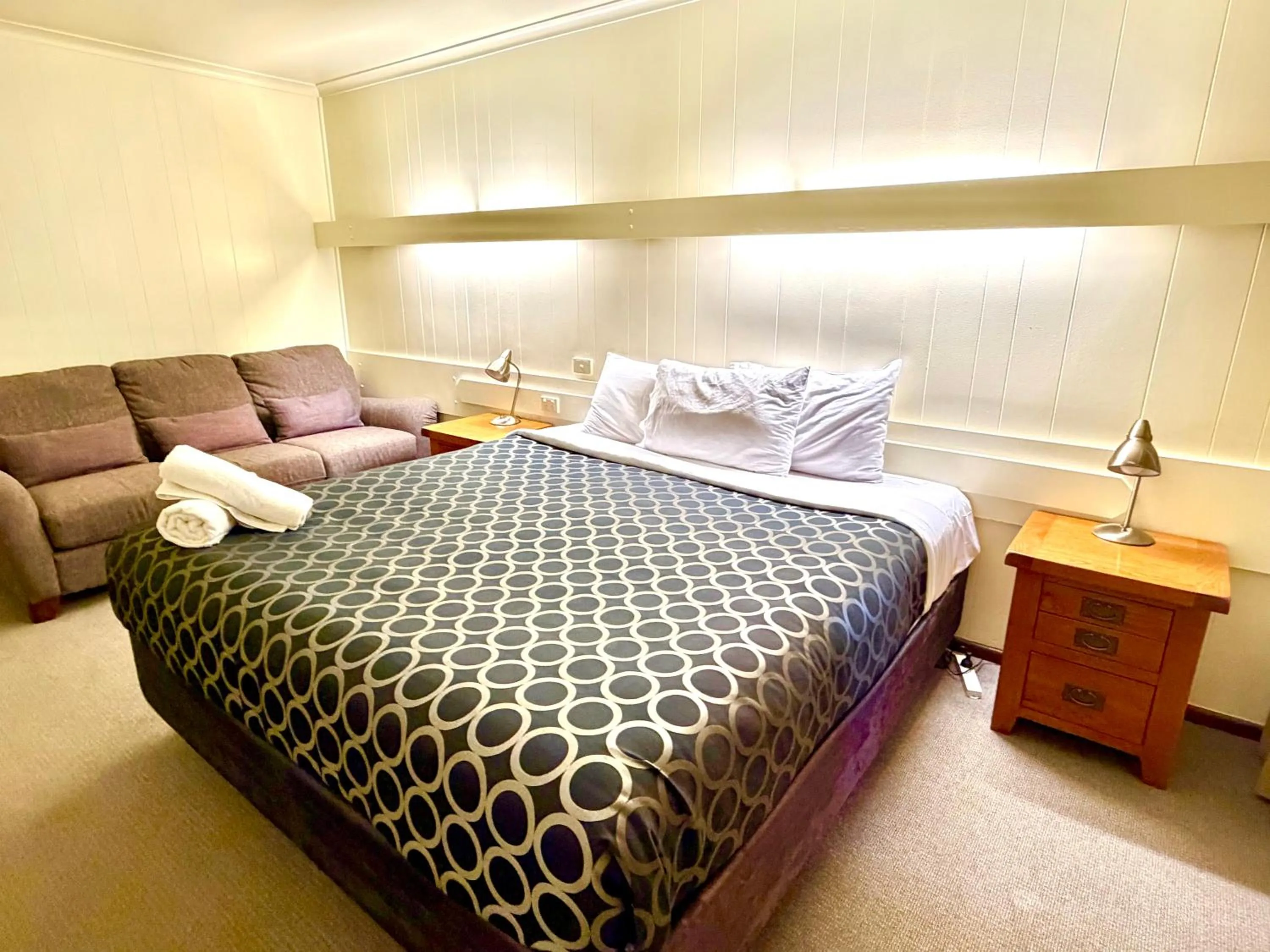 Bed in Jerilderie Motor Inn