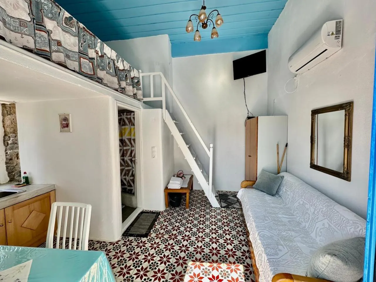 Photo of the whole room, Bed in Popi Studios