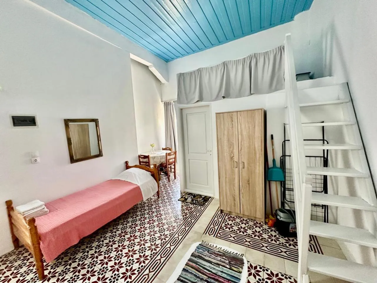 Photo of the whole room, Bed in Popi Studios