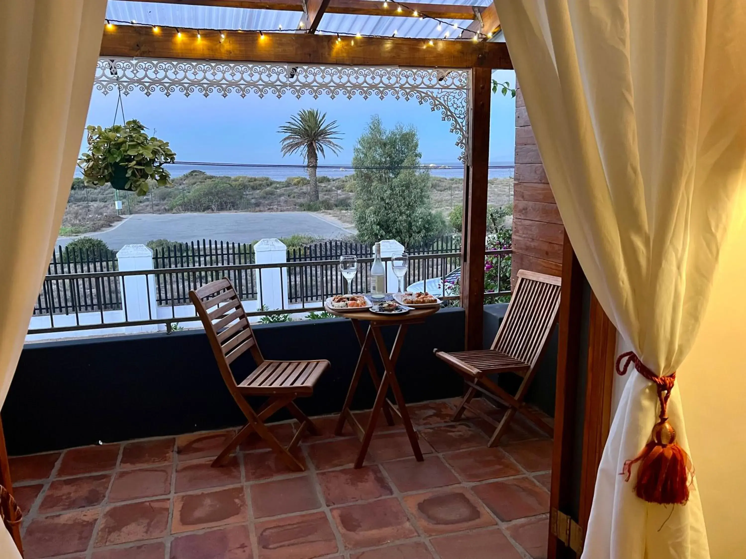 Queen Room with Sea View - single occupancy in Goblin's Inn Queen Room with Sea View - single occupancy in Goblin's Inn