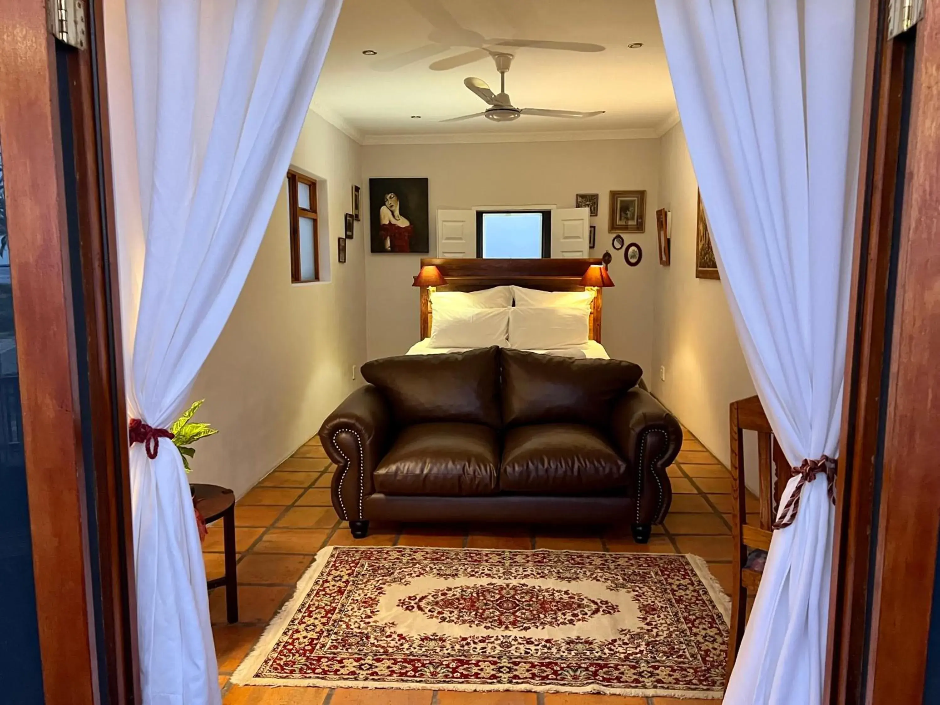 Queen Room with Sea View - single occupancy in Goblin's Inn Queen Room with Sea View - single occupancy in Goblin's Inn