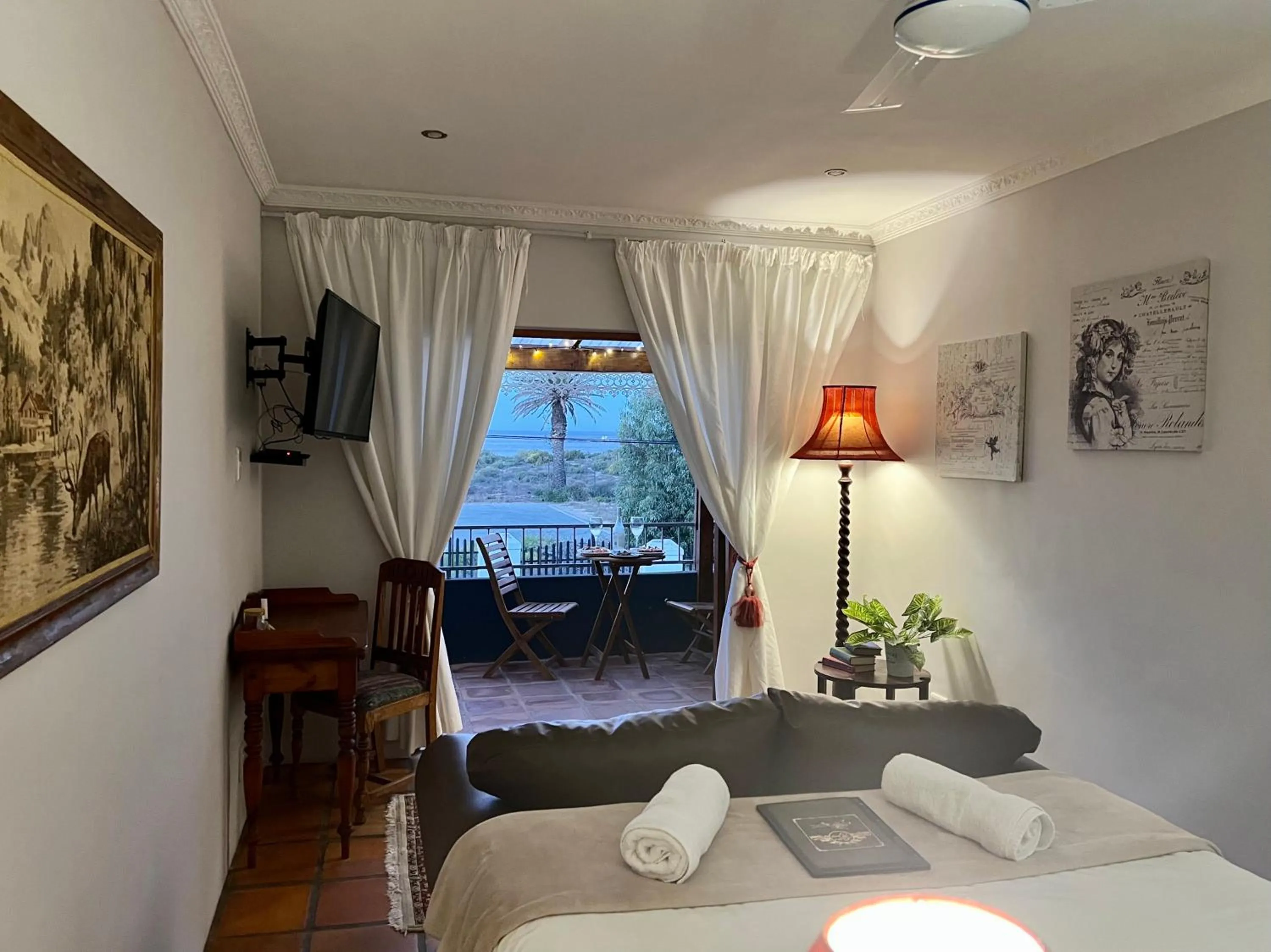 Queen Room with Sea View - single occupancy in Goblin's Inn