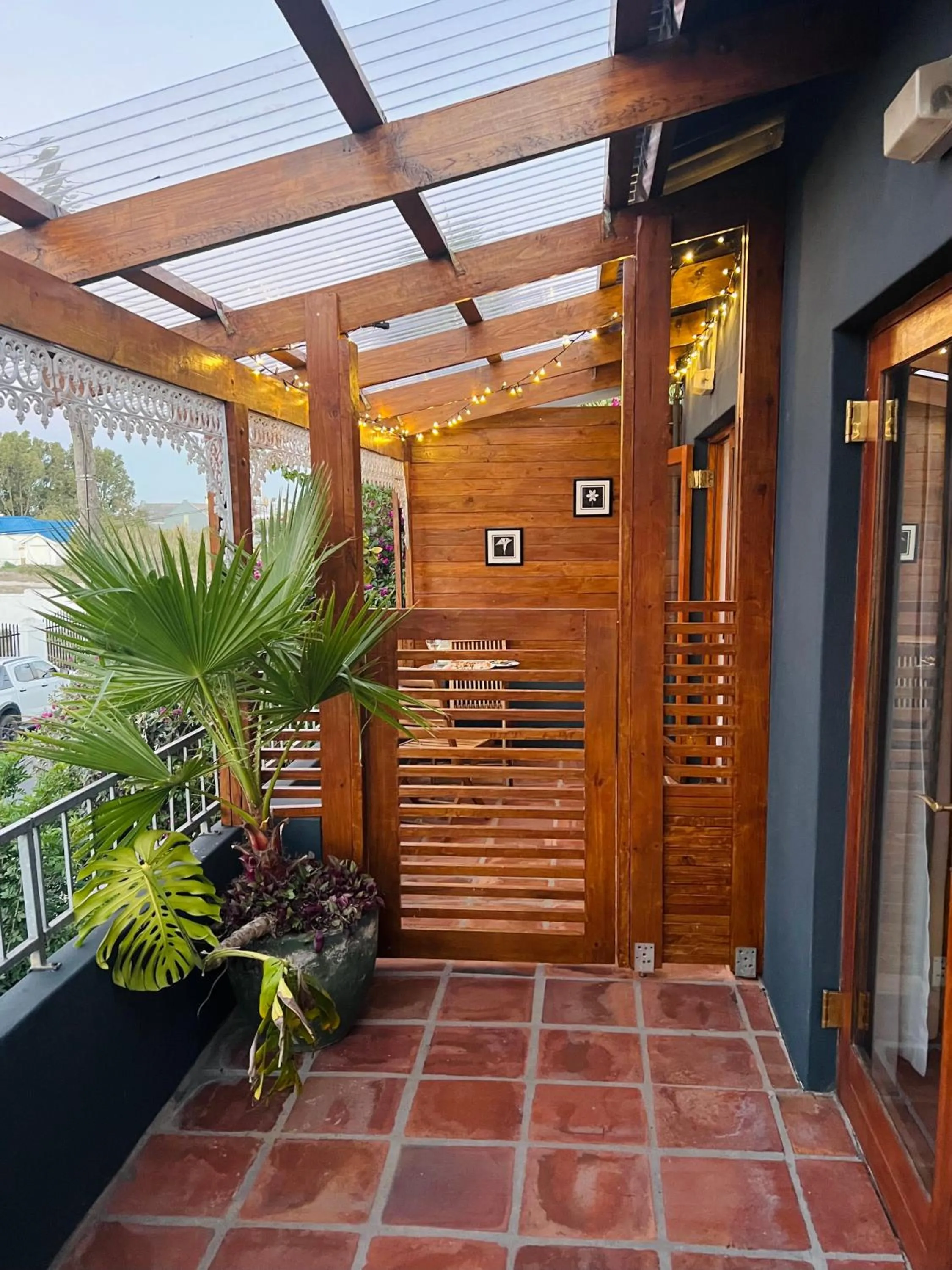 Queen Room with Sea View - single occupancy in Goblin's Inn