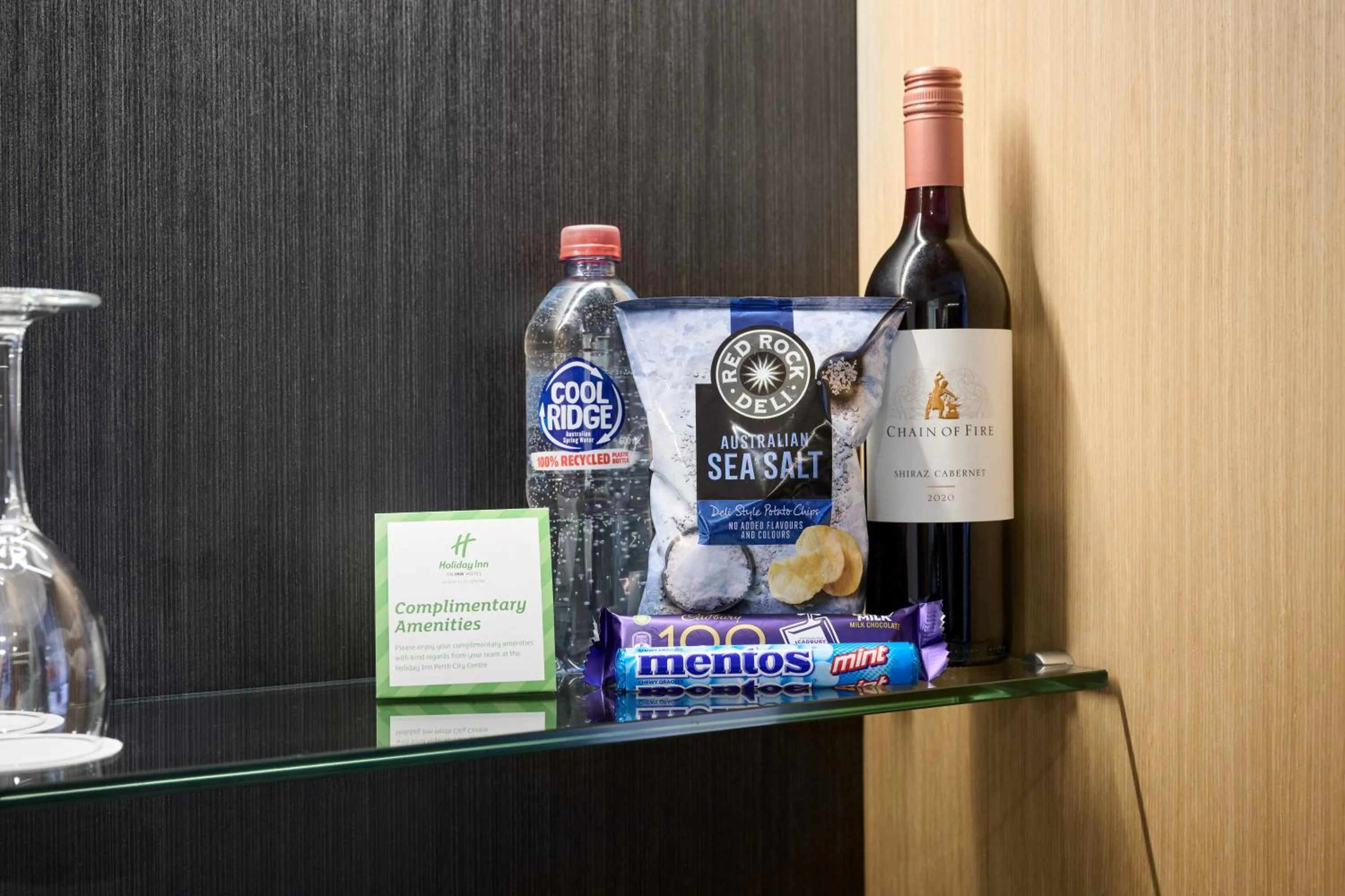 Food and drinks in Holiday Inn Perth City Centre by IHG