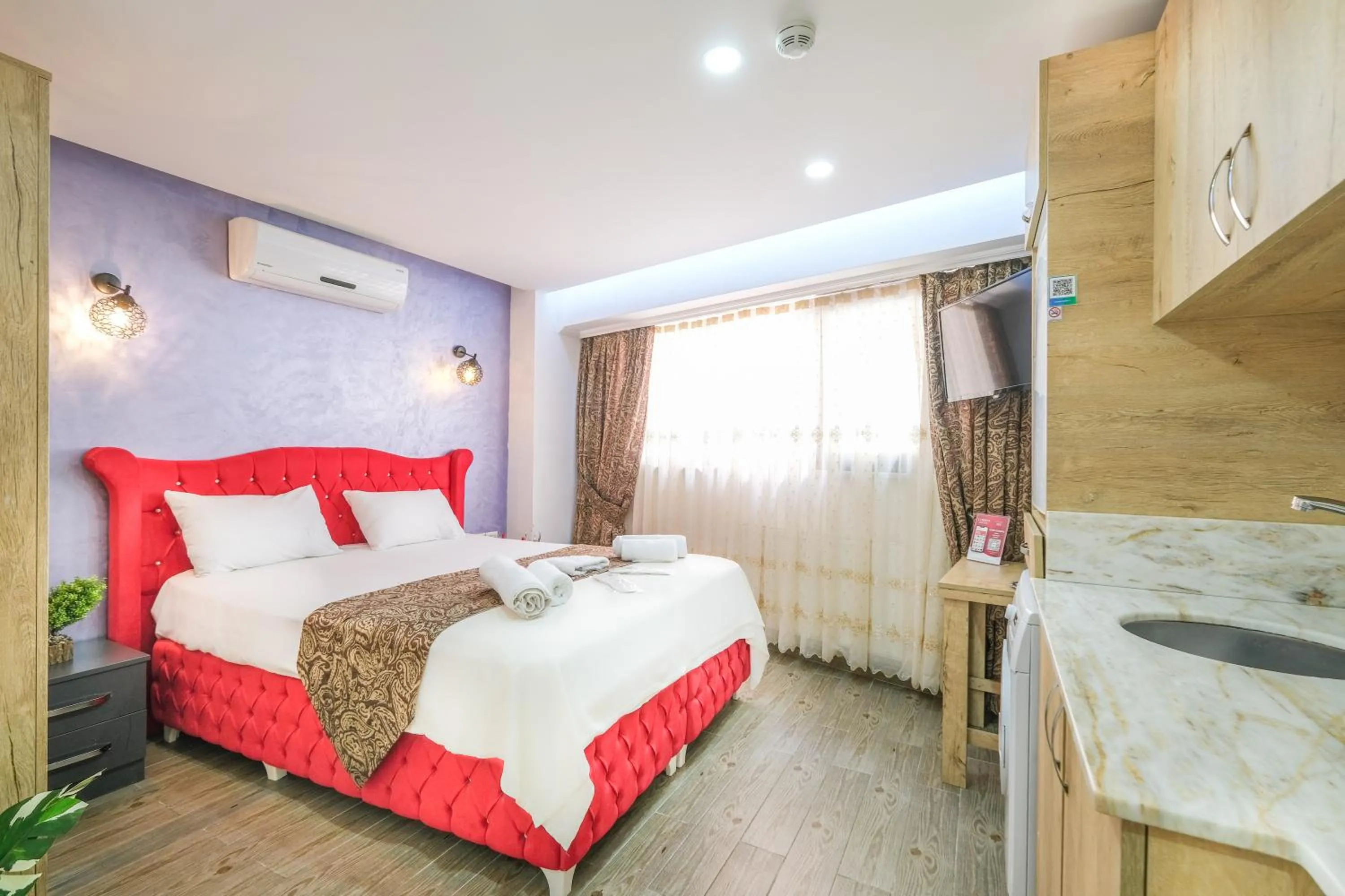 Bed in Loren Hotel&Suites