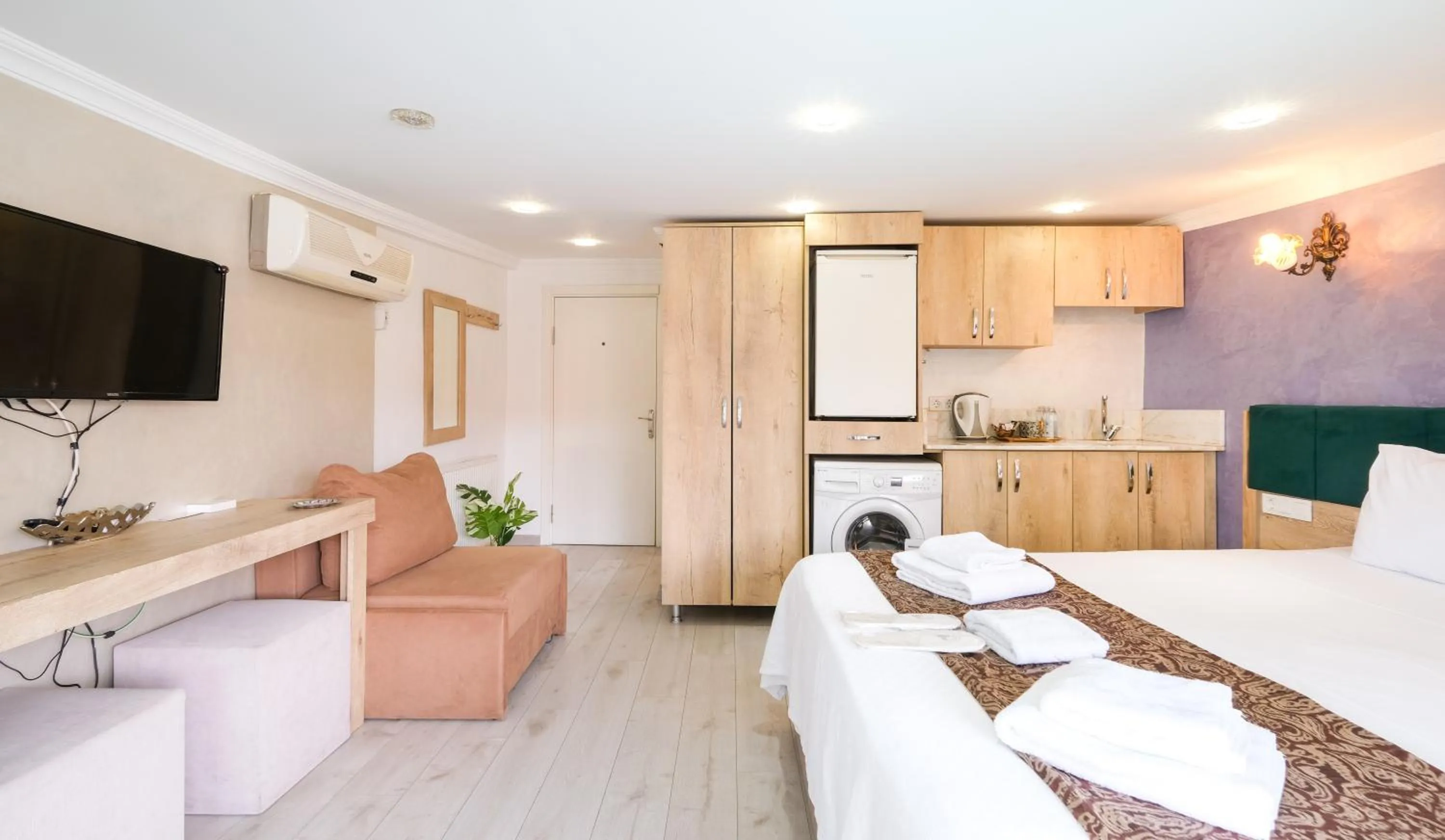 Communal lounge/ TV room, Bed in Loren Hotel&Suites