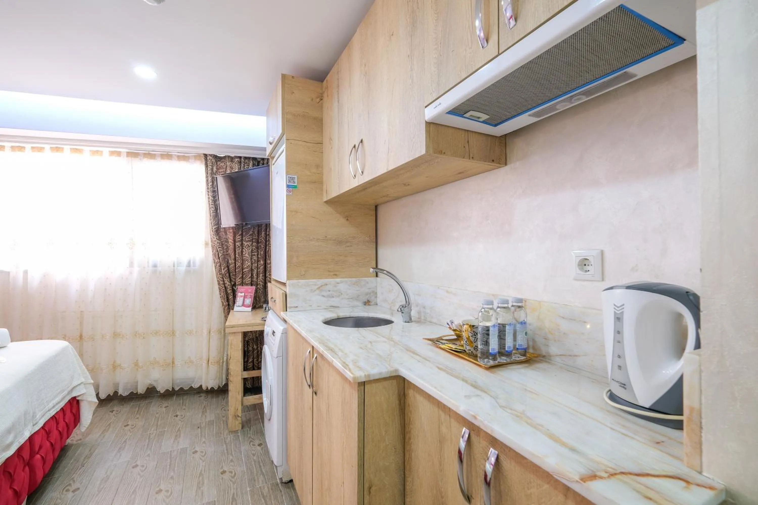 Kitchen or kitchenette, Bed in Loren Hotel&Suites