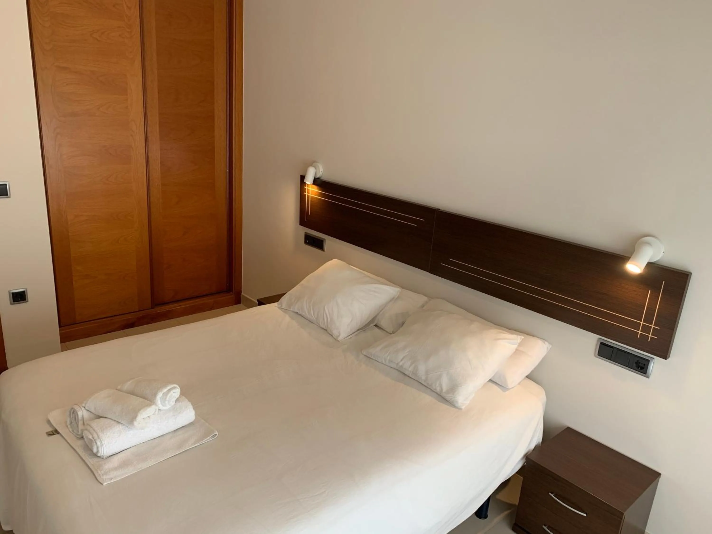 Bedroom, Bed in Apartamentos Arosa
