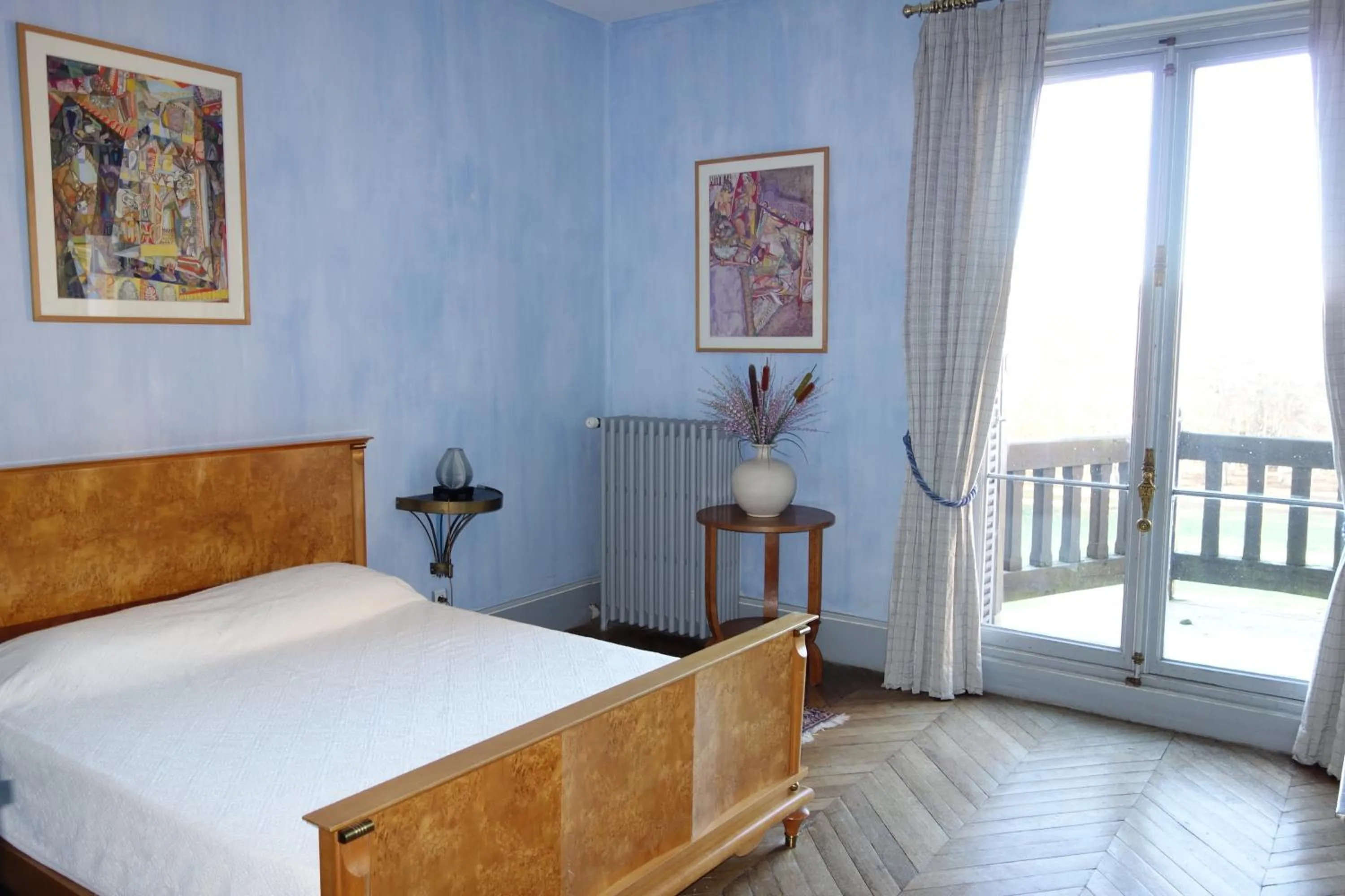 Photo of the whole room, Bed in château Mont Suzey