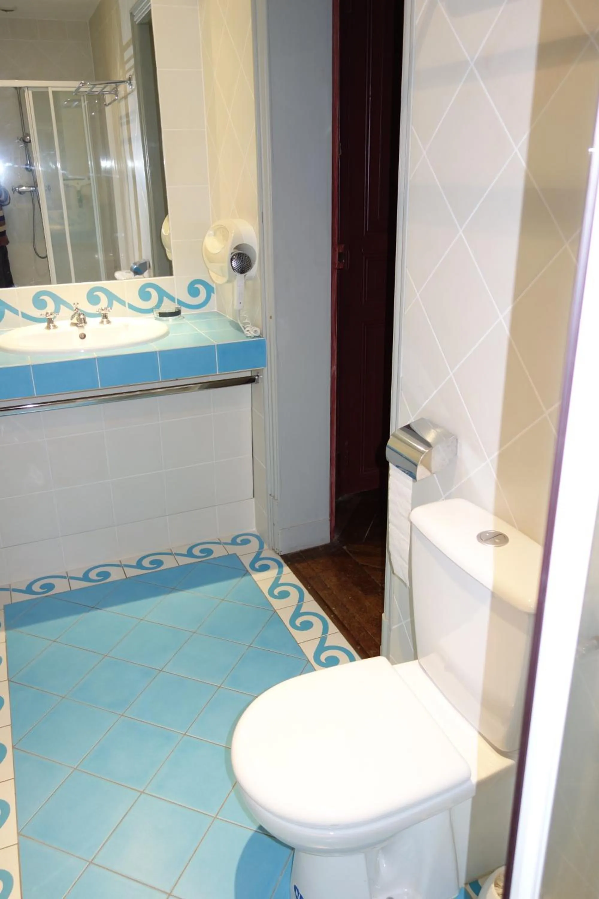 Bathroom in château Mont Suzey