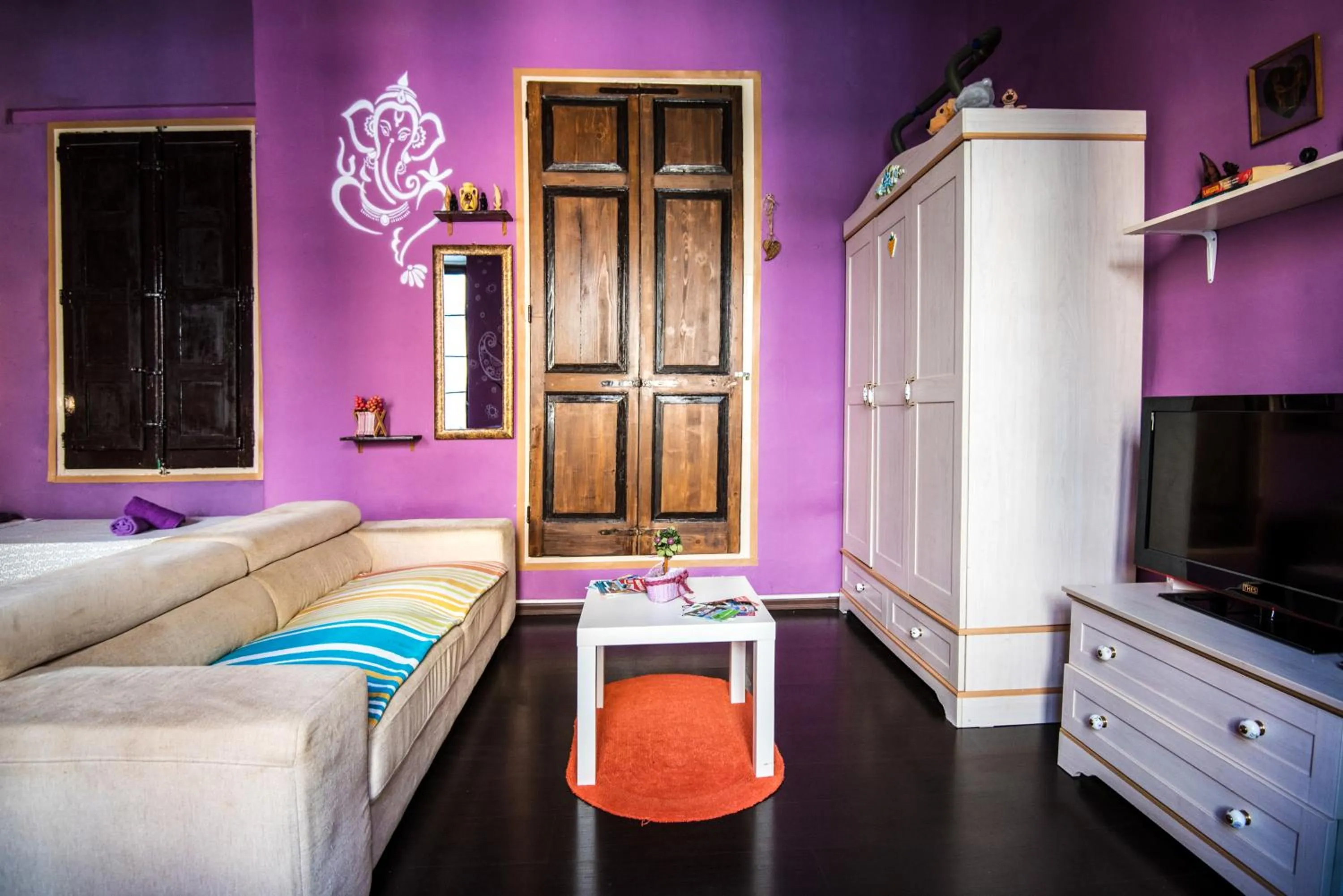 TV and multimedia in Five Trees