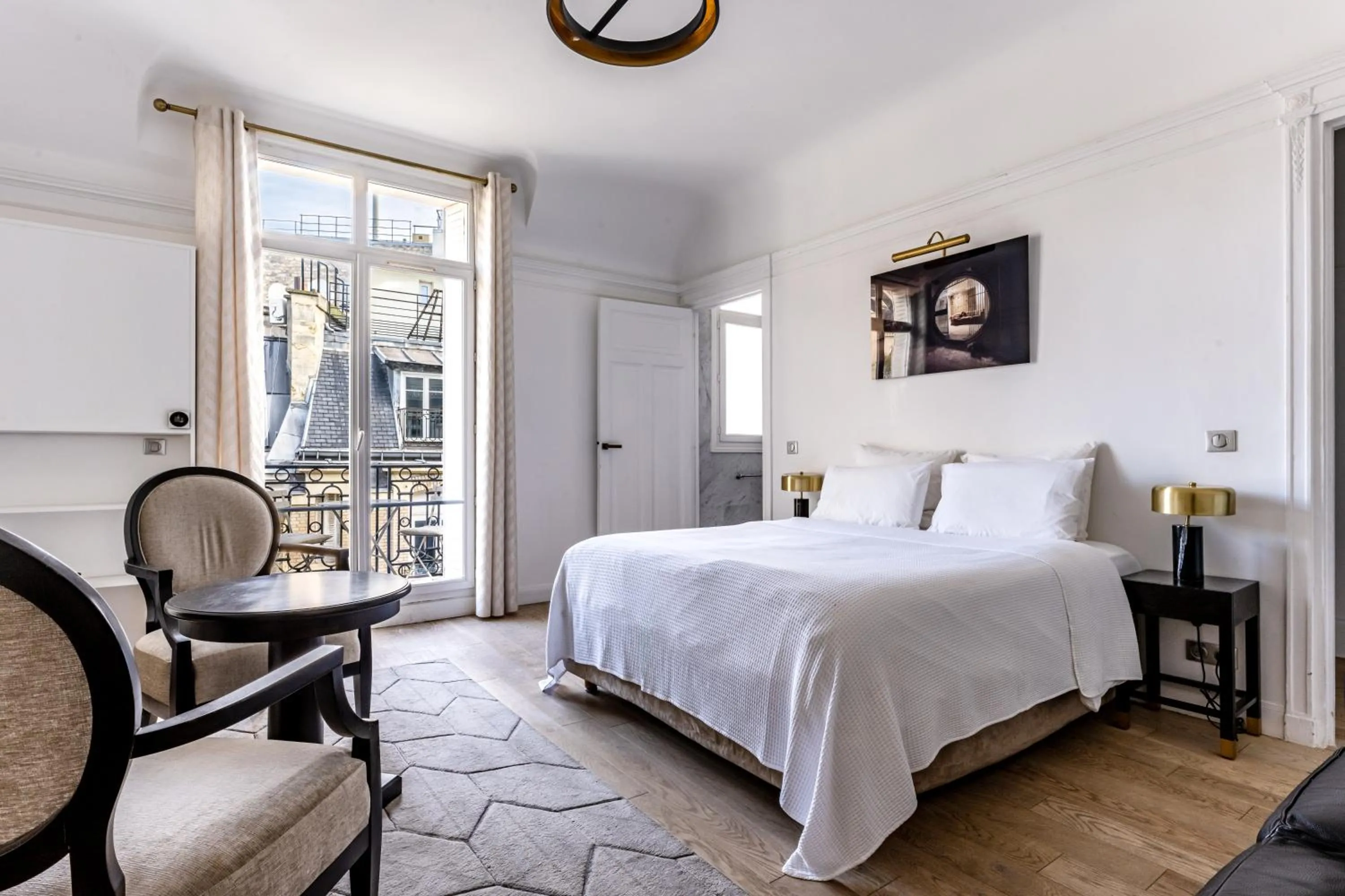 Bed in Appartement Champs Elysées