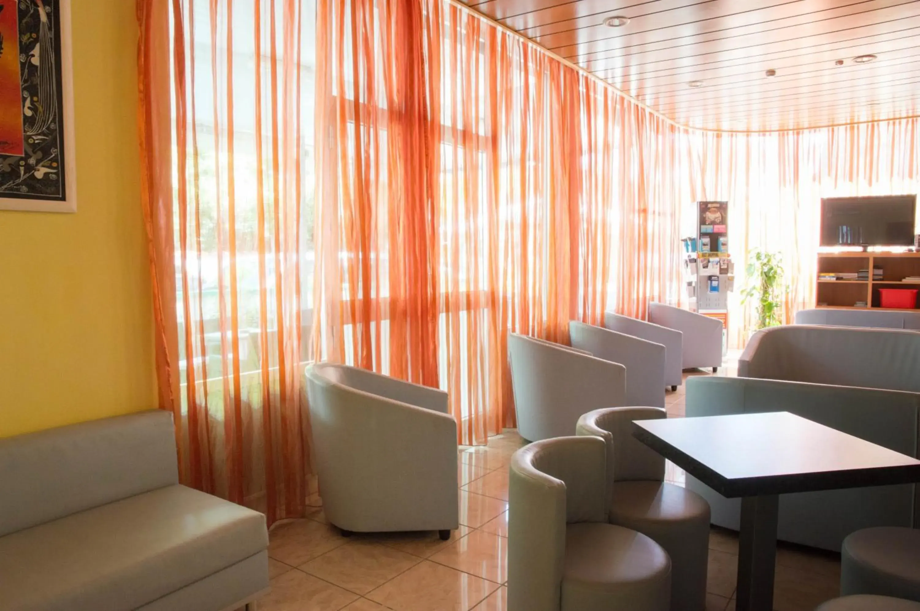 Communal lounge/ TV room, Lounge/Bar in Hotel Capri