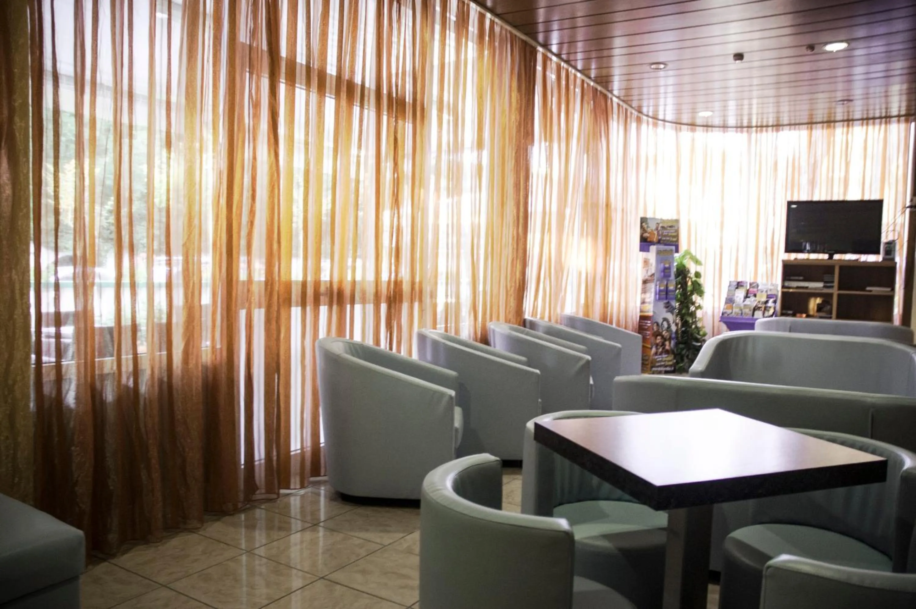 Communal lounge/ TV room in Hotel Capri