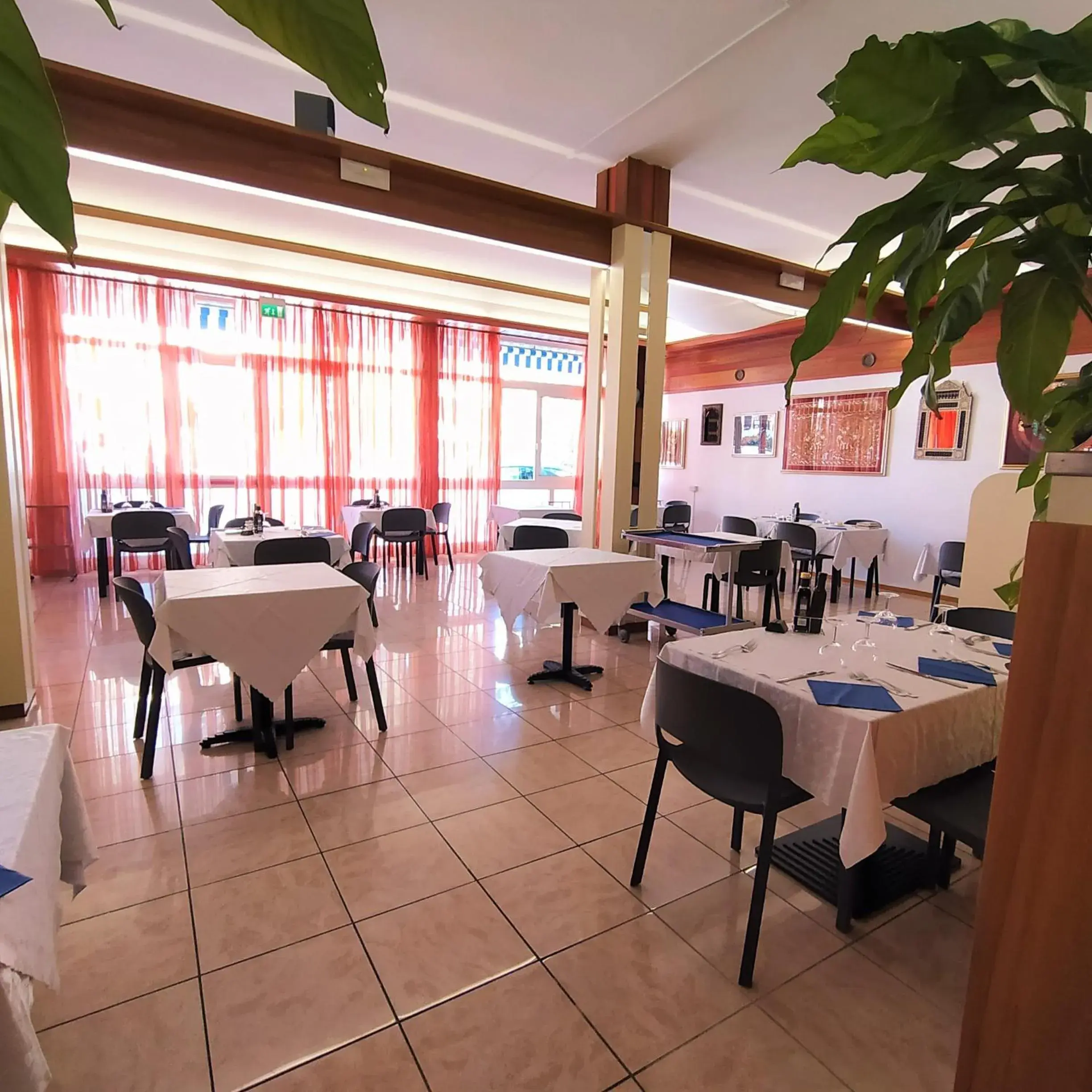 Restaurant/Places to Eat in Hotel Capri