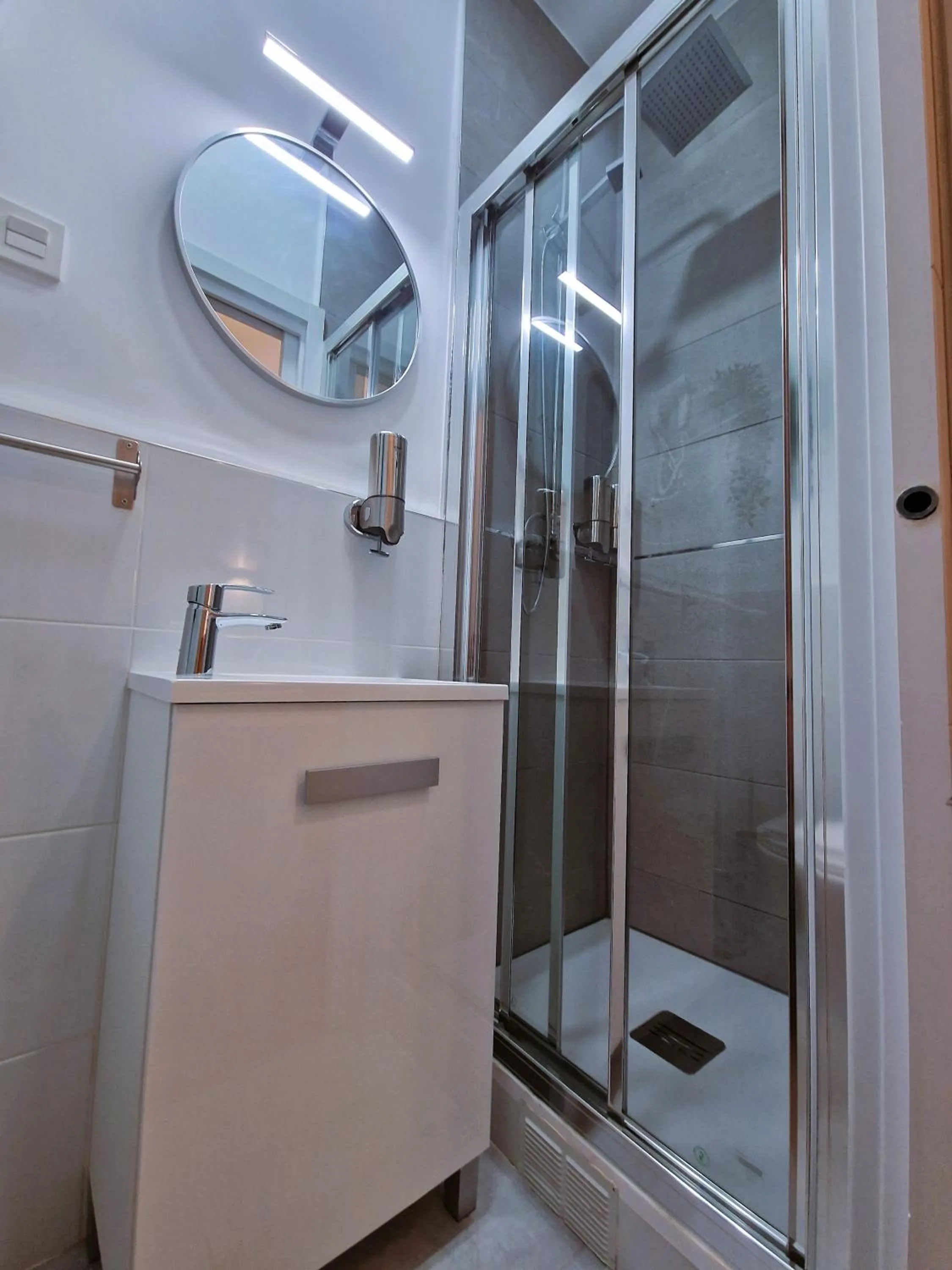 Shower in Hostal A Nuestra Senora de La Paloma