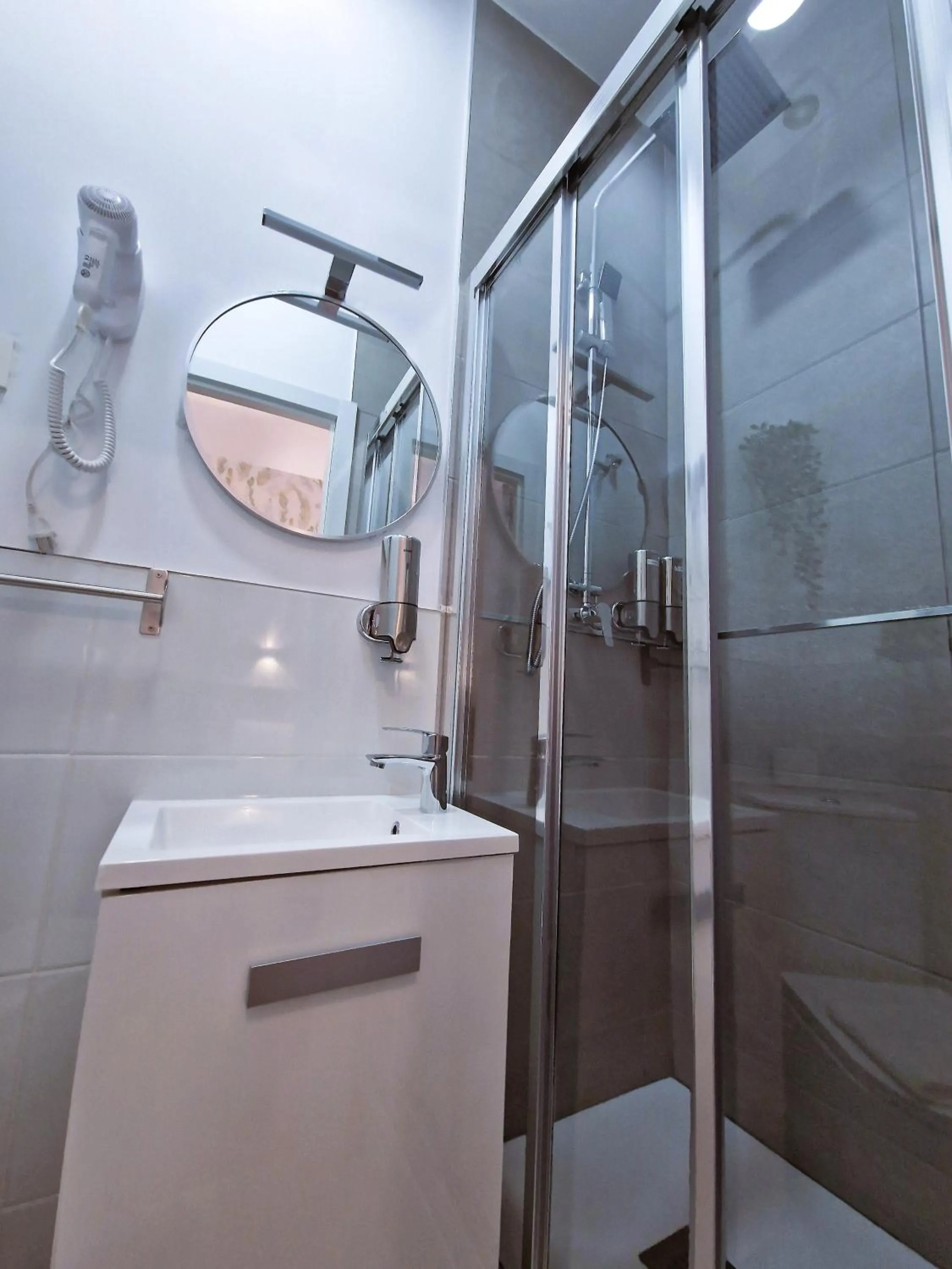 Shower in Hostal A Nuestra Senora de La Paloma