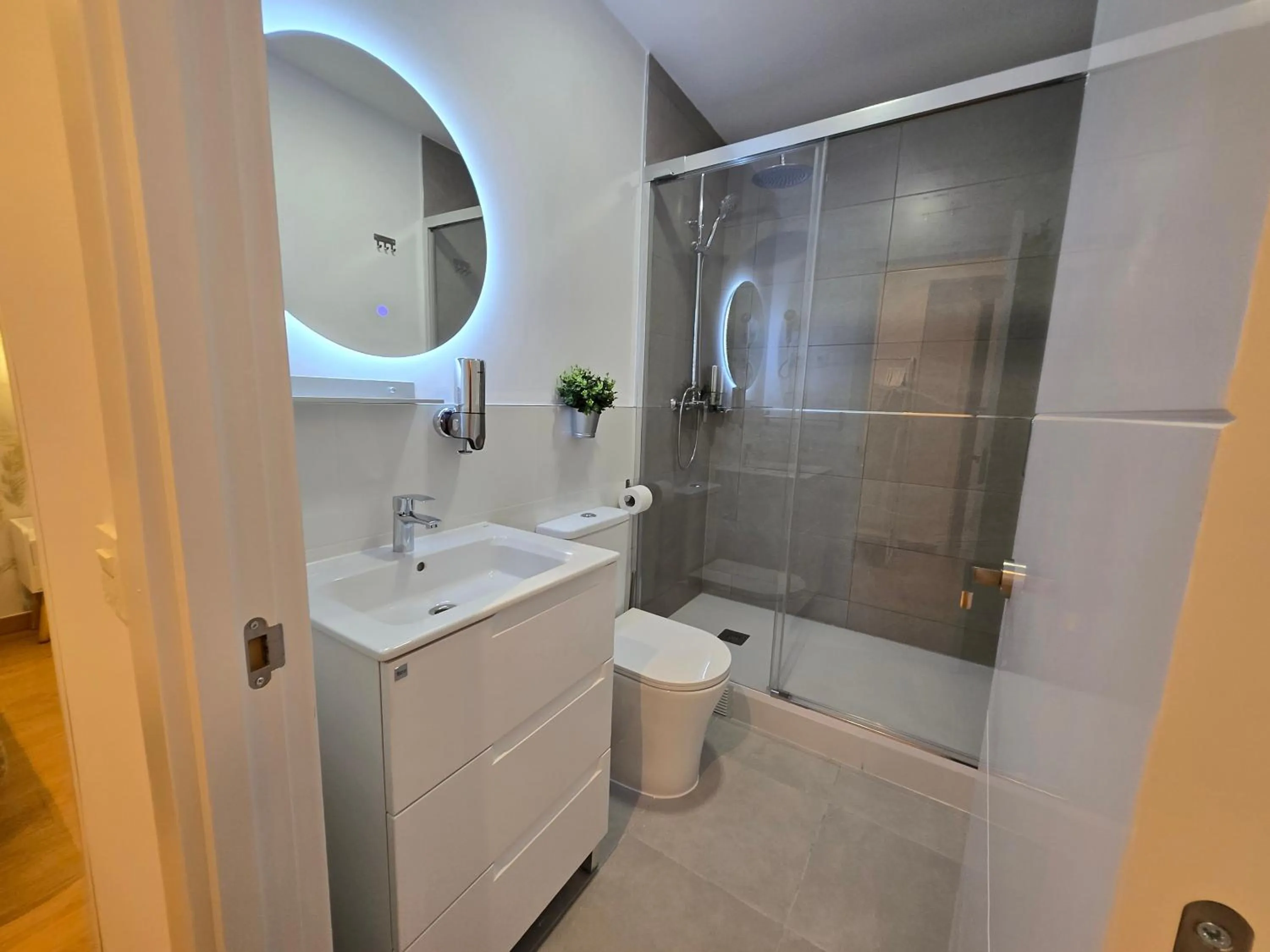 Shower in Hostal A Nuestra Senora de La Paloma