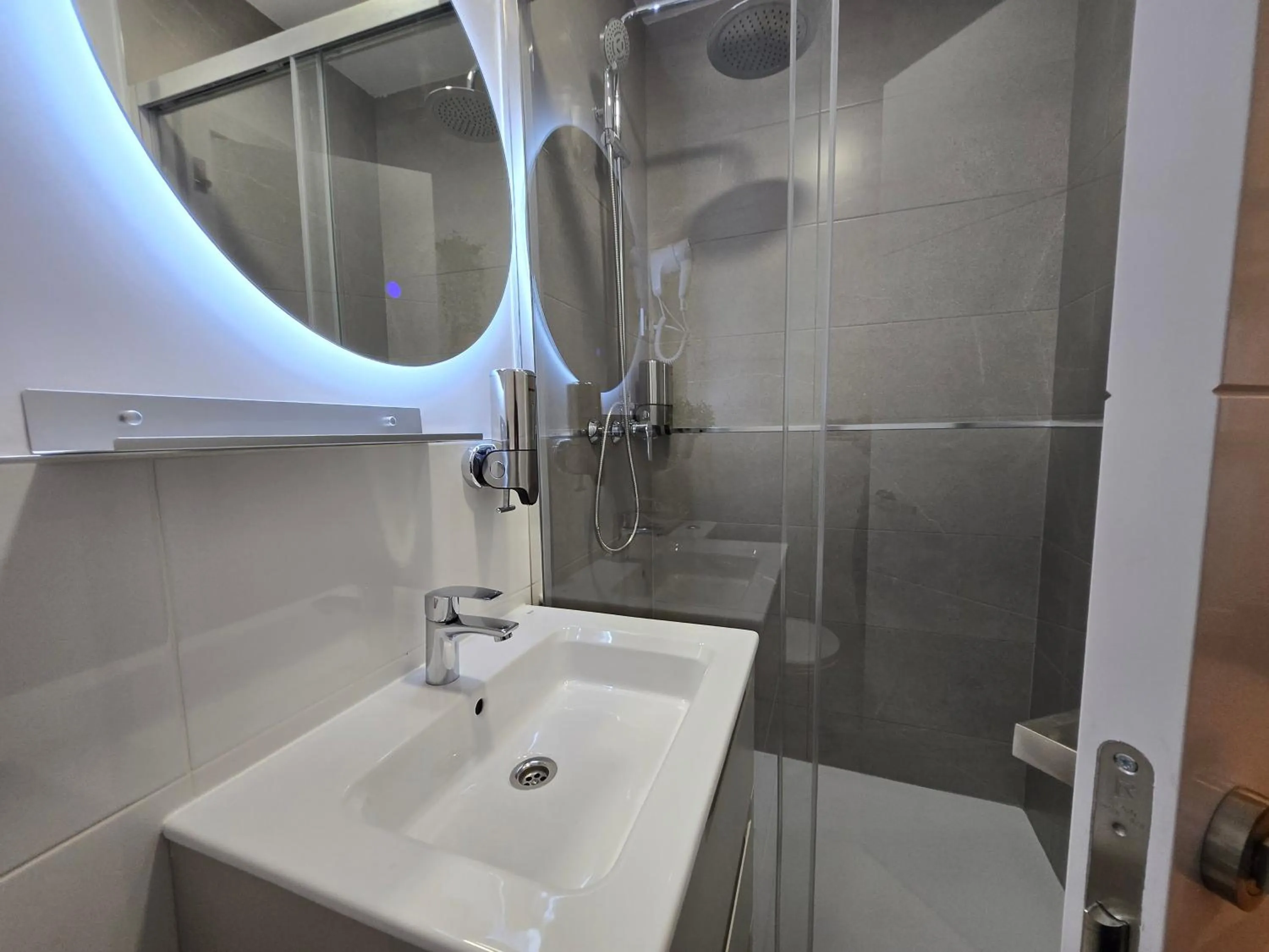 Shower in Hostal A Nuestra Senora de La Paloma