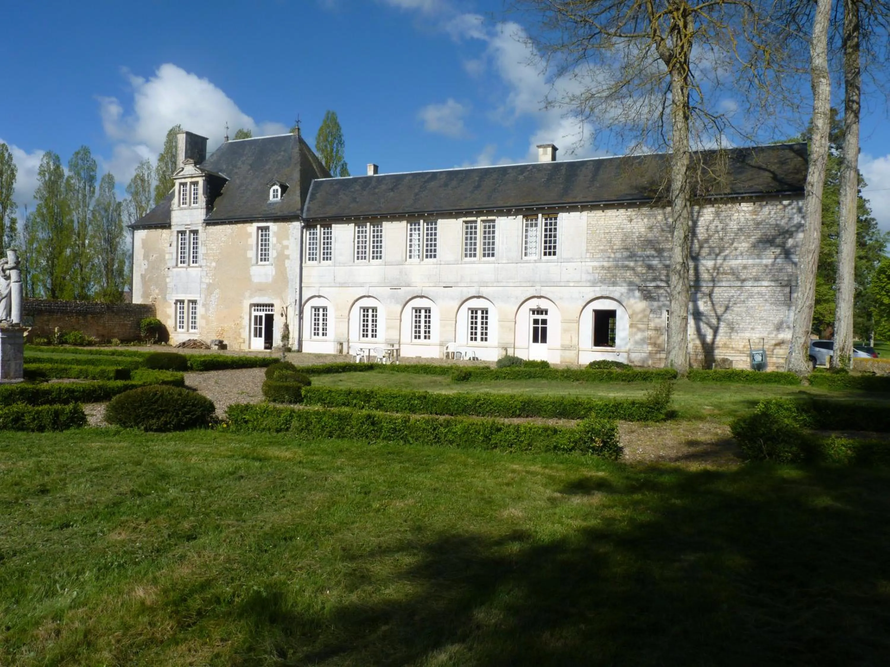 Facade/entrance in LOGIS du Château du Bois Doucet
