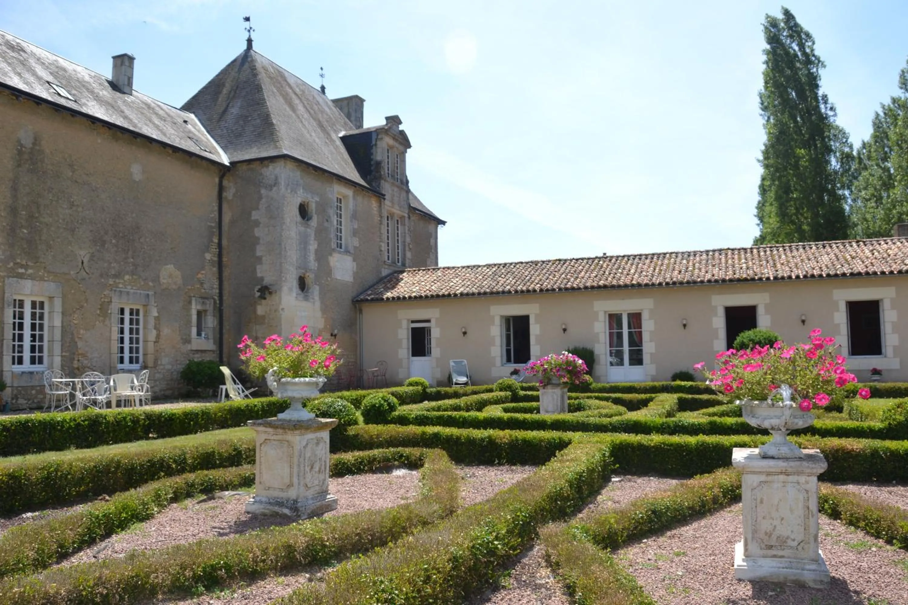 Facade/entrance in LOGIS du Château du Bois Doucet
