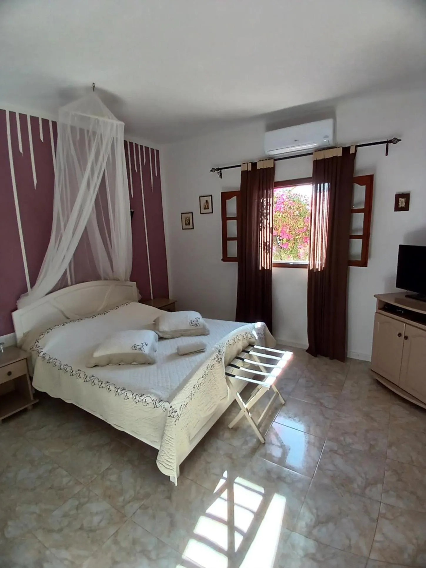 Bed in Menzel Sonia Caja