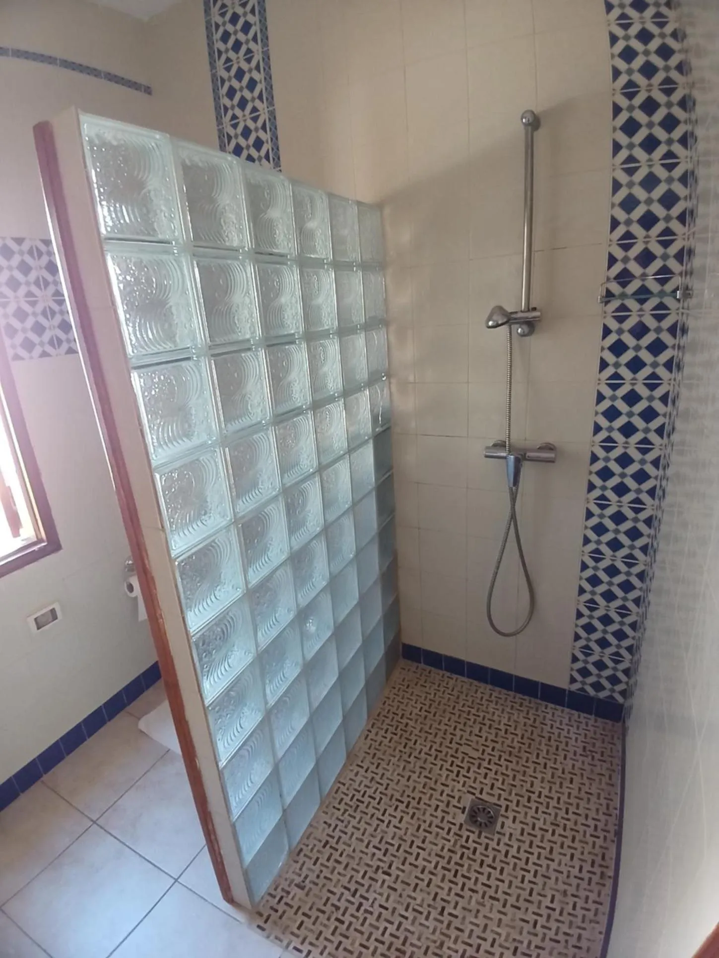 Shower in Menzel Sonia Caja